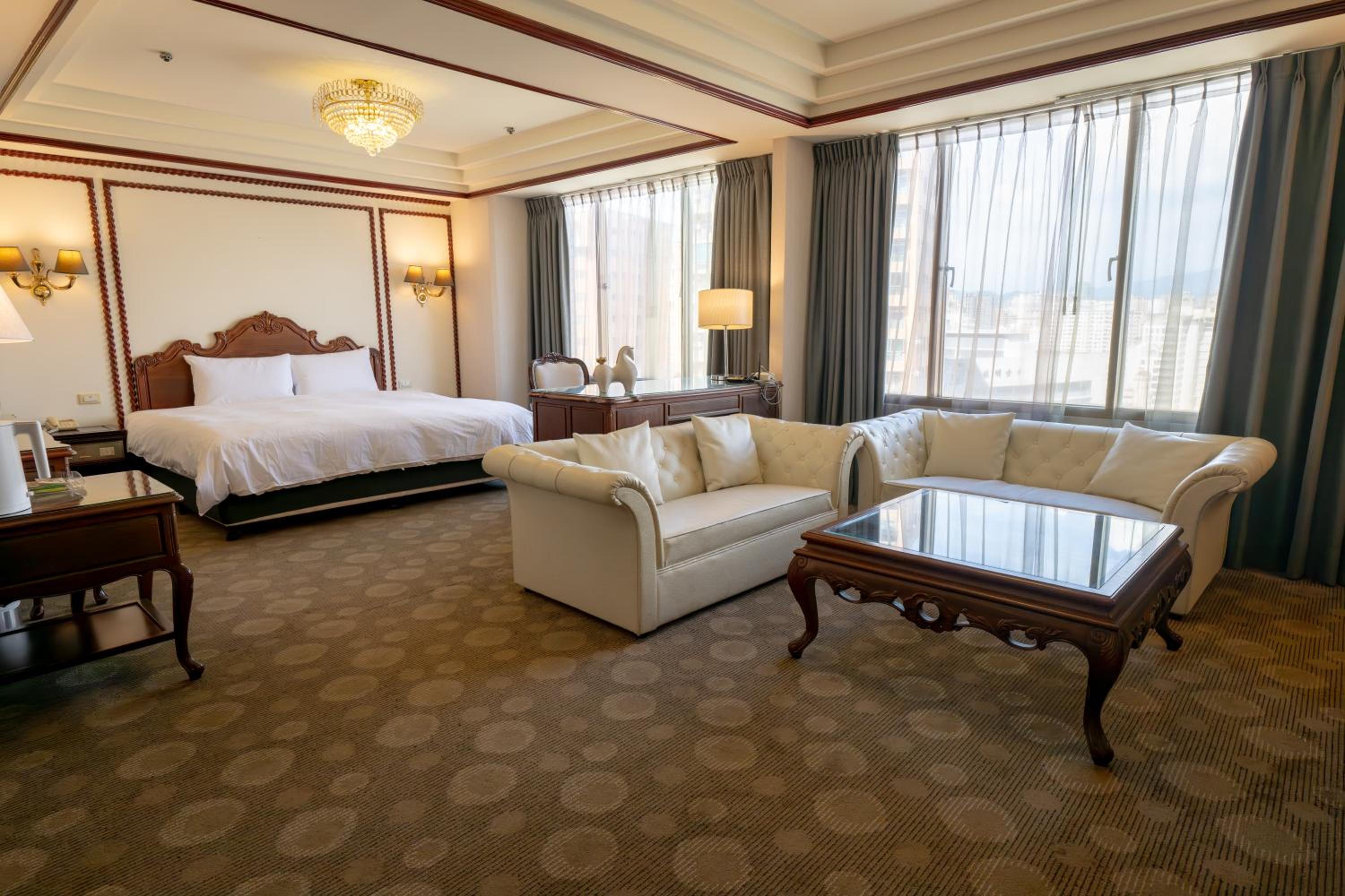 Executive Suite - Photo 6