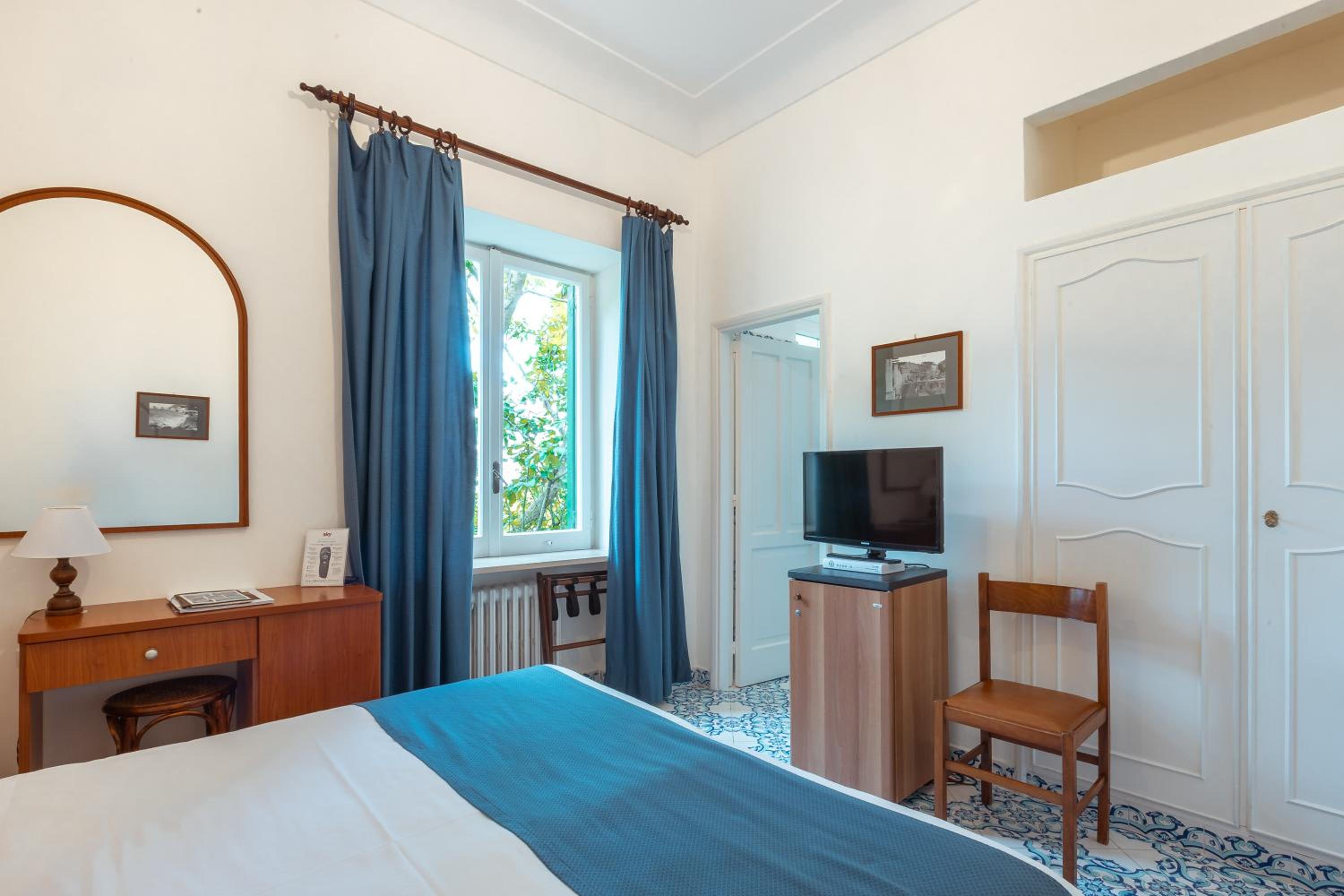 Double Room with Garden View - Photo 9