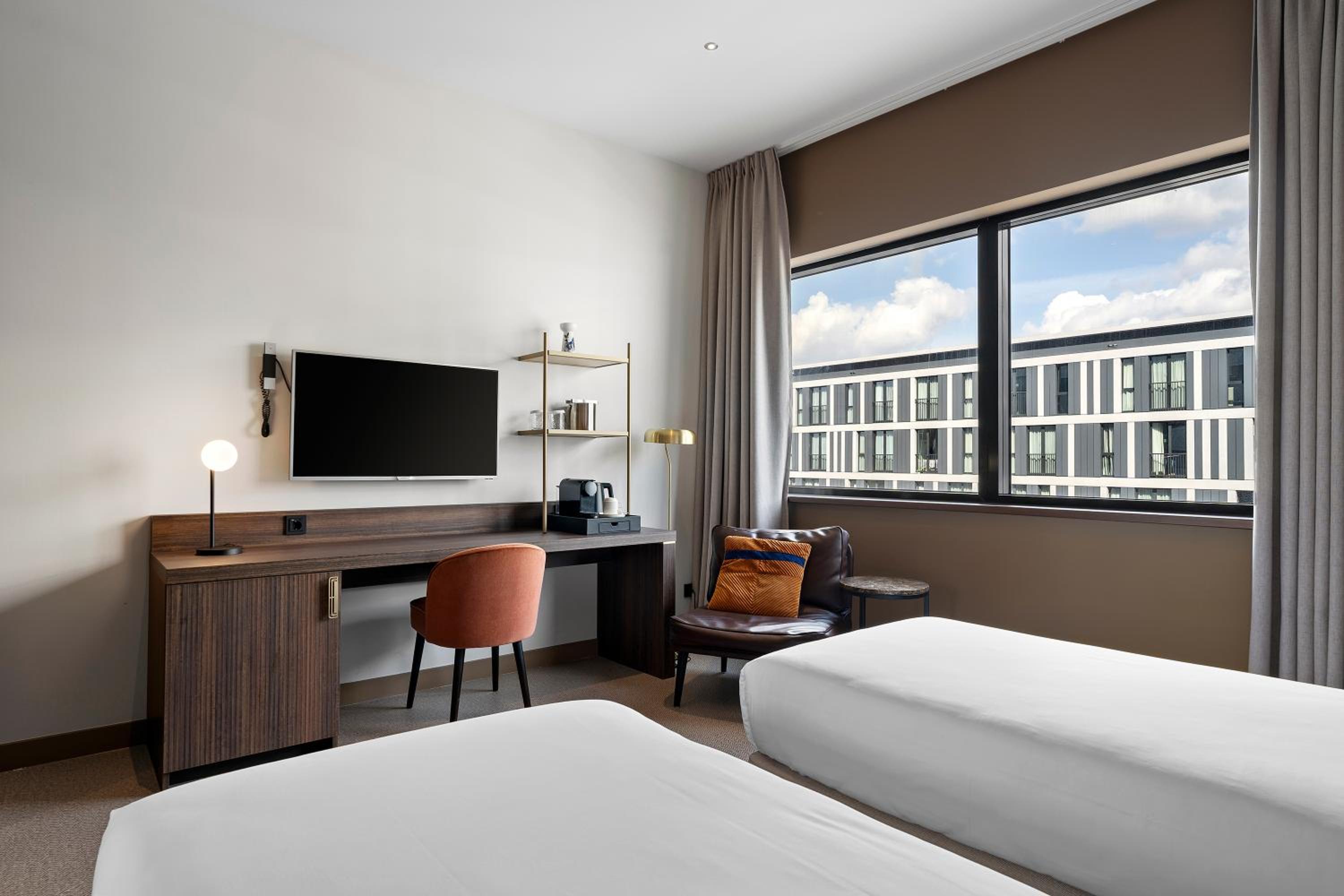 Twin Room with Airplane View - Photo 1