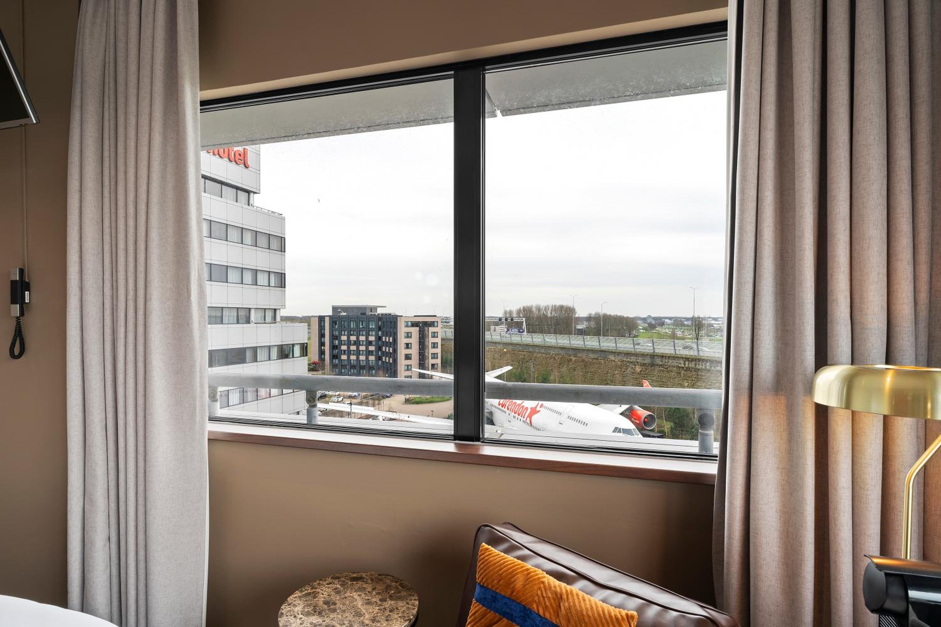 Twin Room with Airplane View - Photo 2
