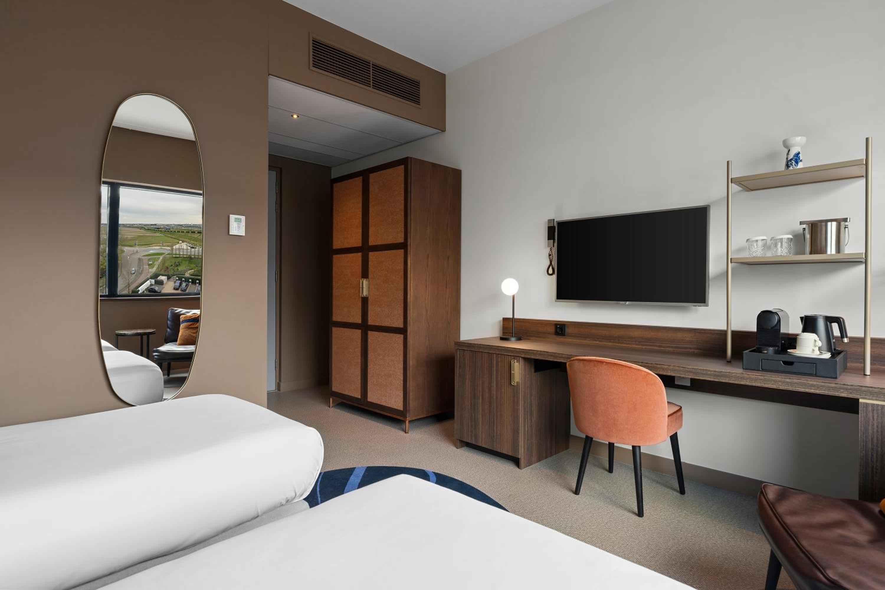 Twin Room with Airport View - Photo 5