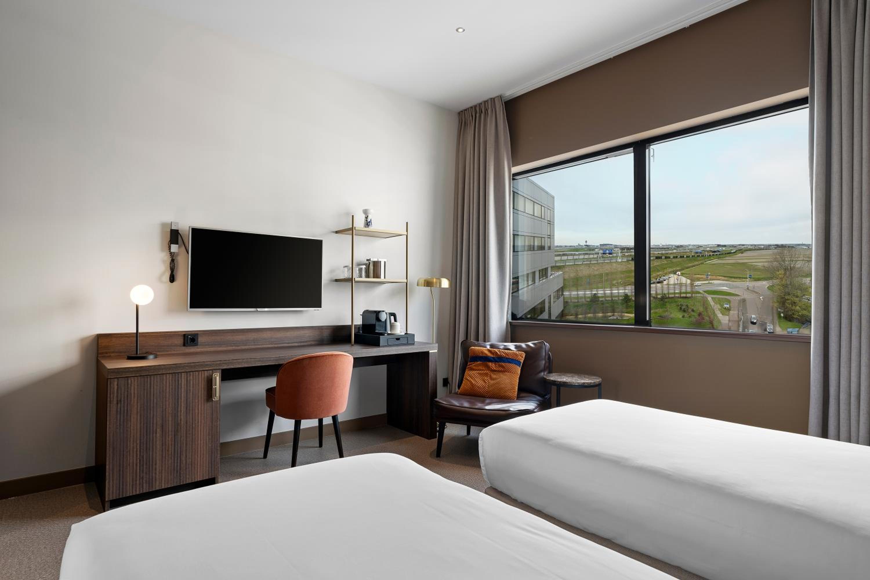 Twin Room with Airport View - Photo 1