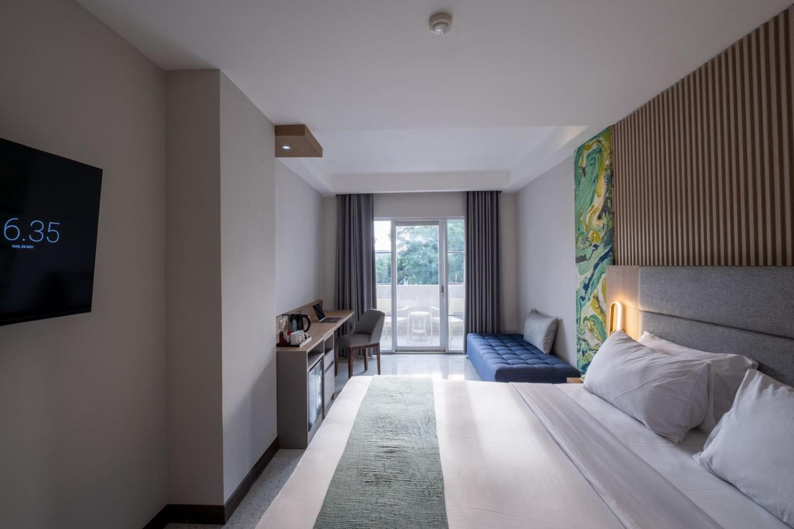 Premier Queen Balcony Room photo 1
