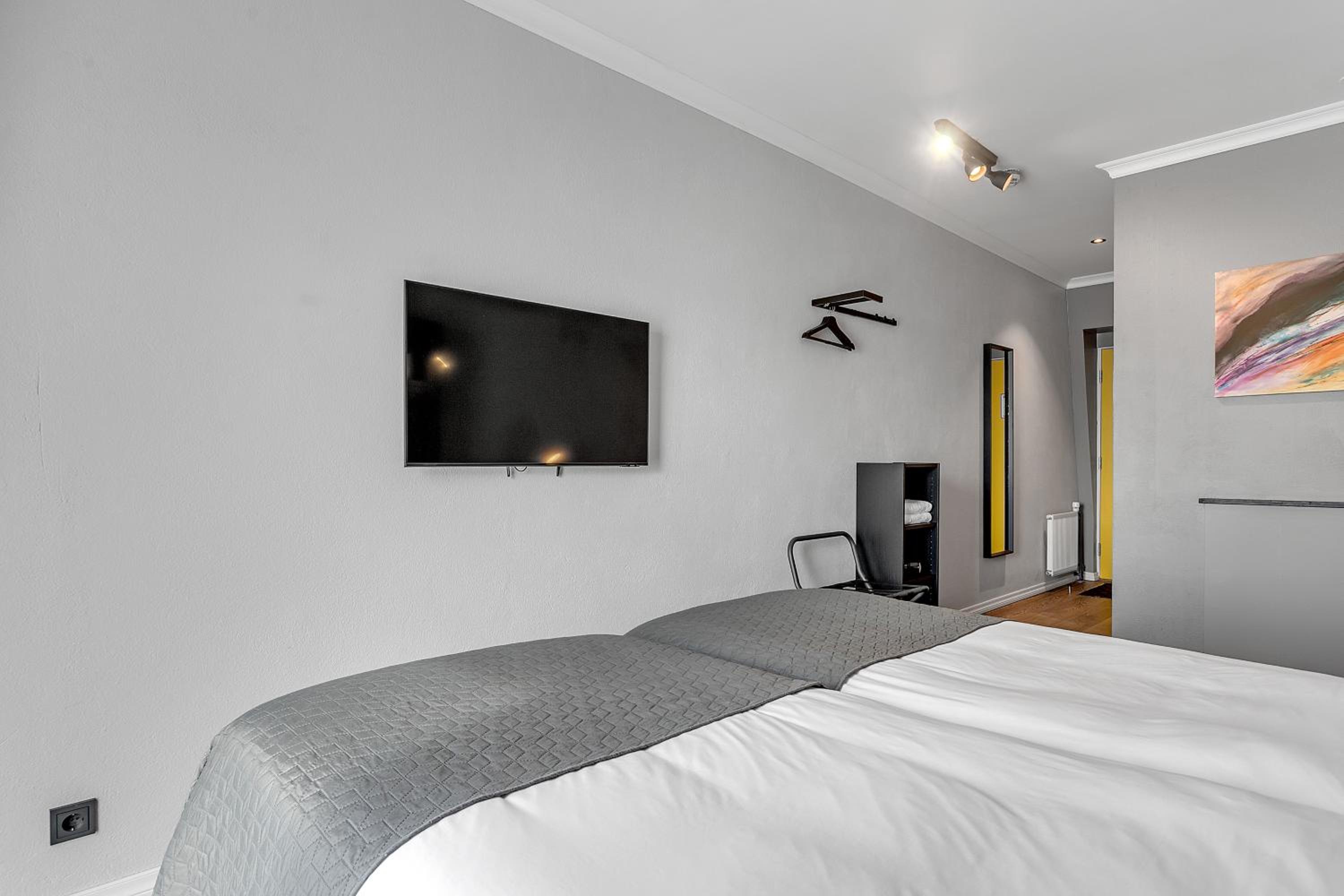Standard Twin Room - Photo 3
