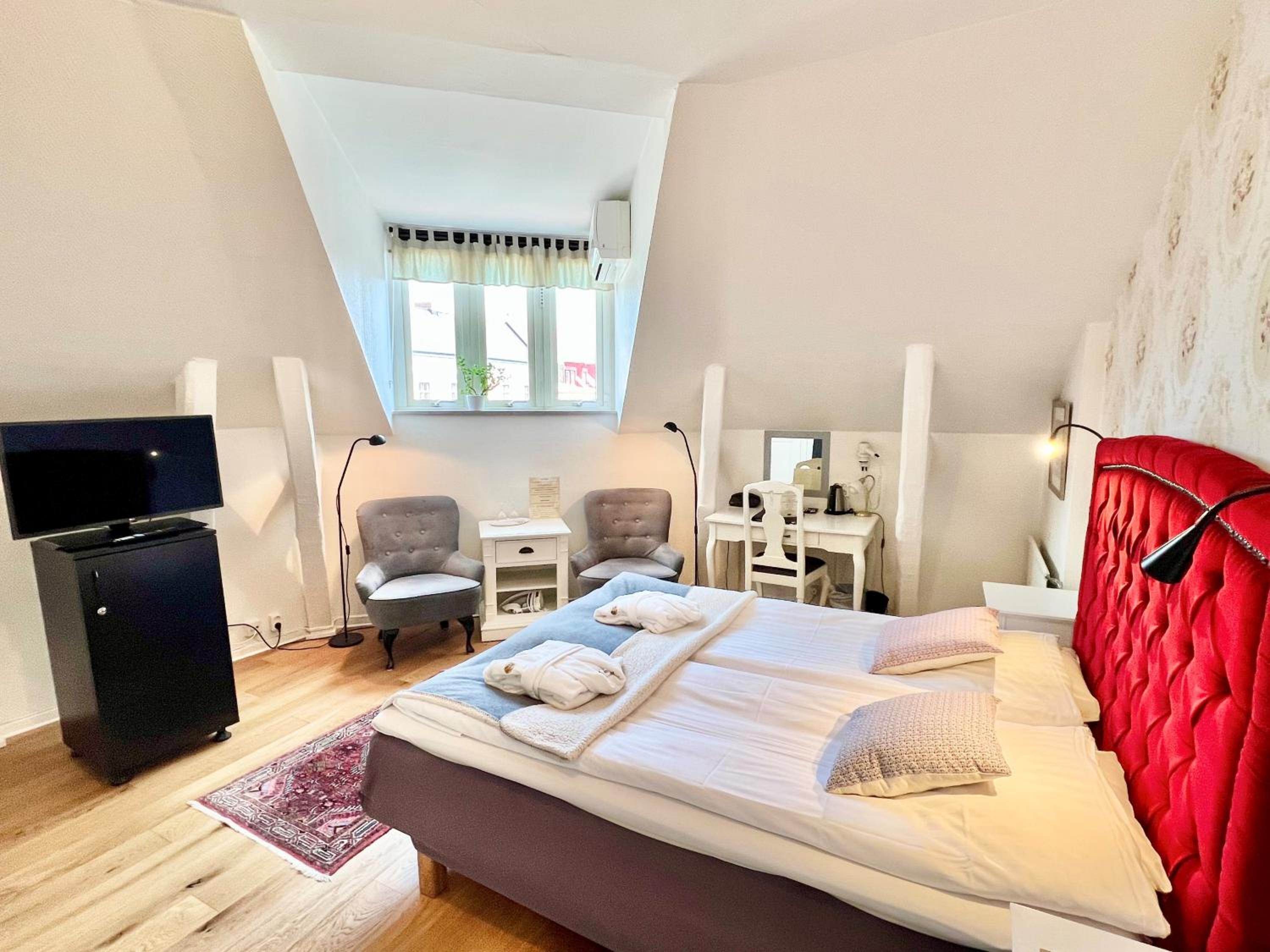 Queen Room photo 2