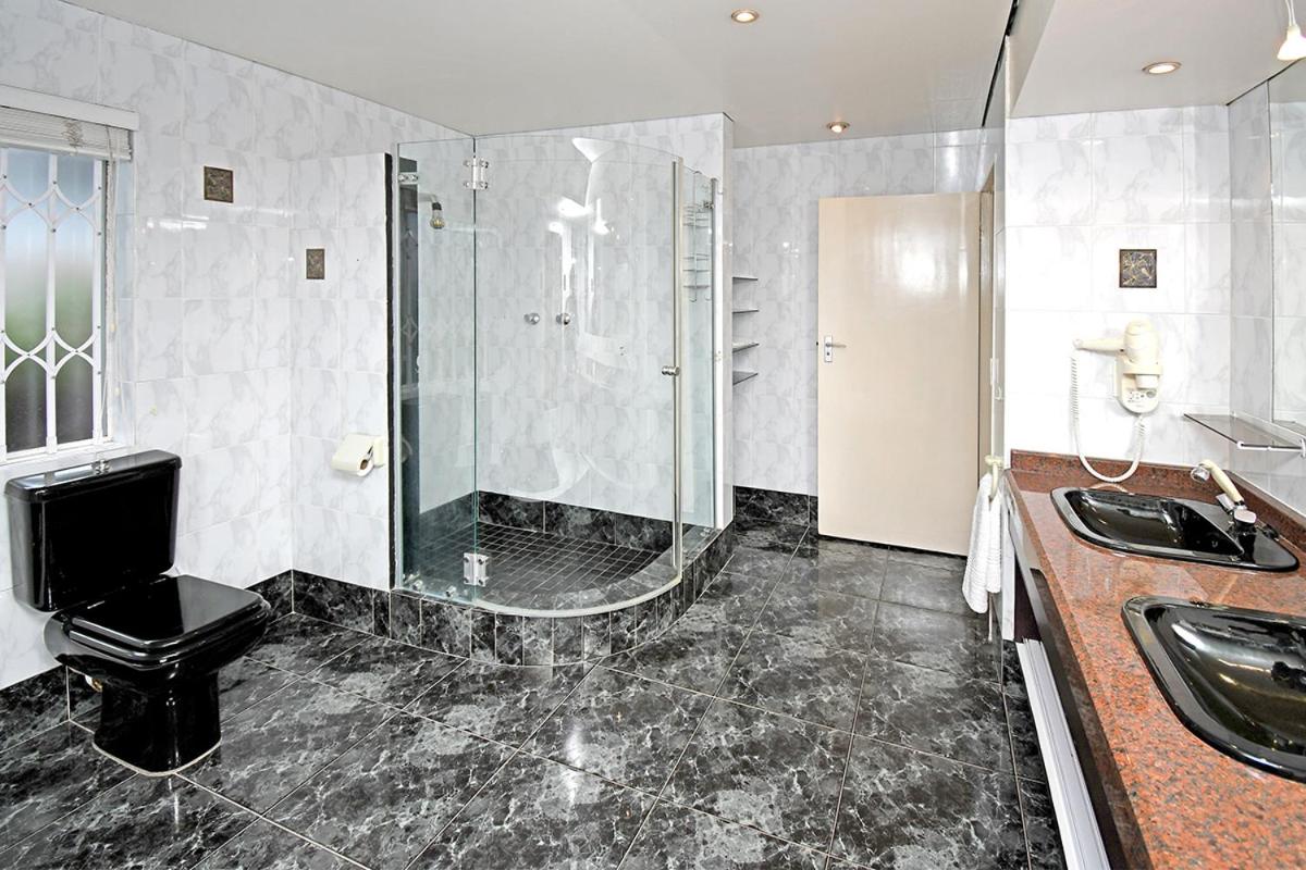 Deluxe King Room - Photo 4