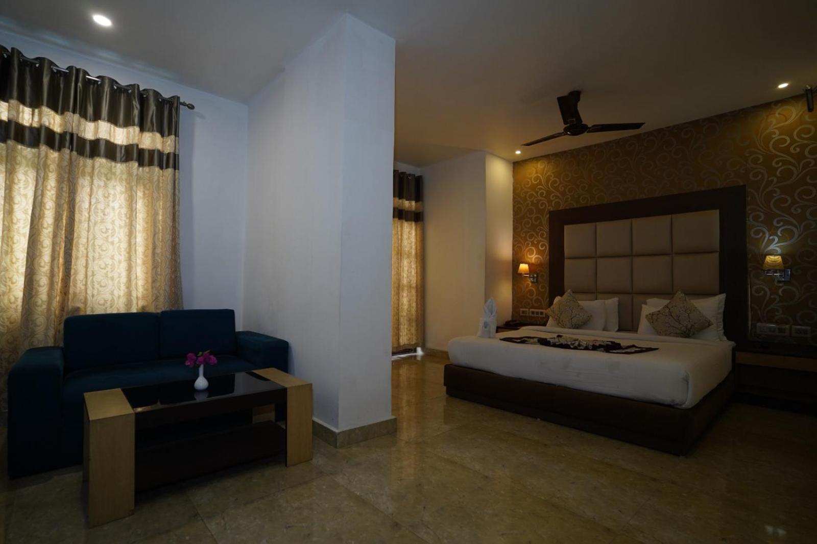 Deluxe Double Room with Balcony photo 1