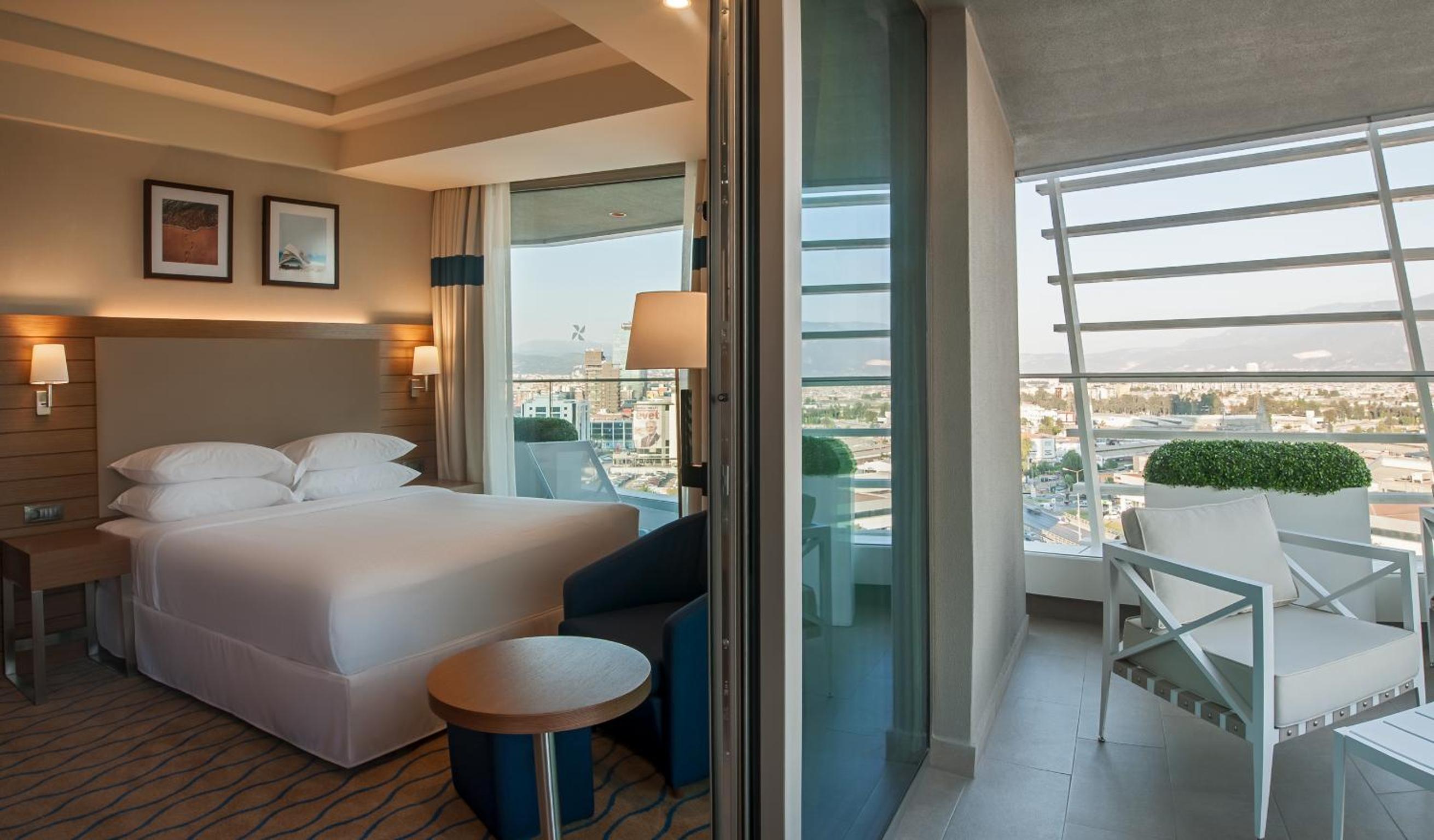 Double Room with Sea View thumbnail 5