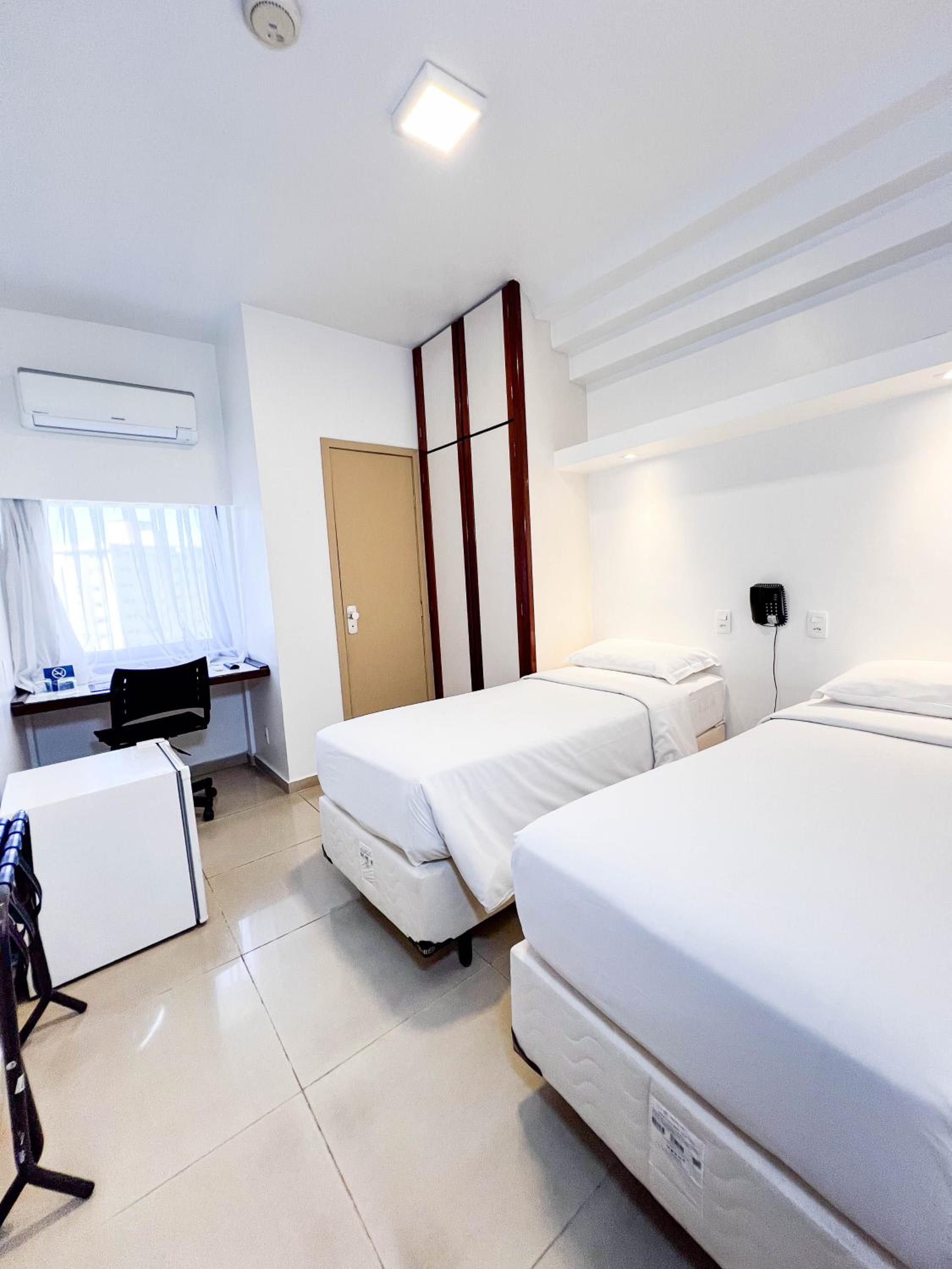 Standard Twin Room - Photo 6