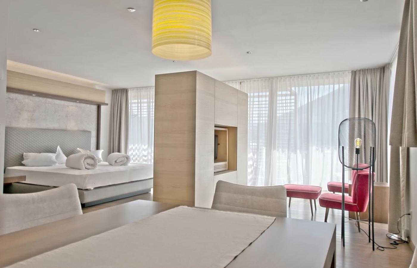 One-Bedroom Apartment with View photo 2