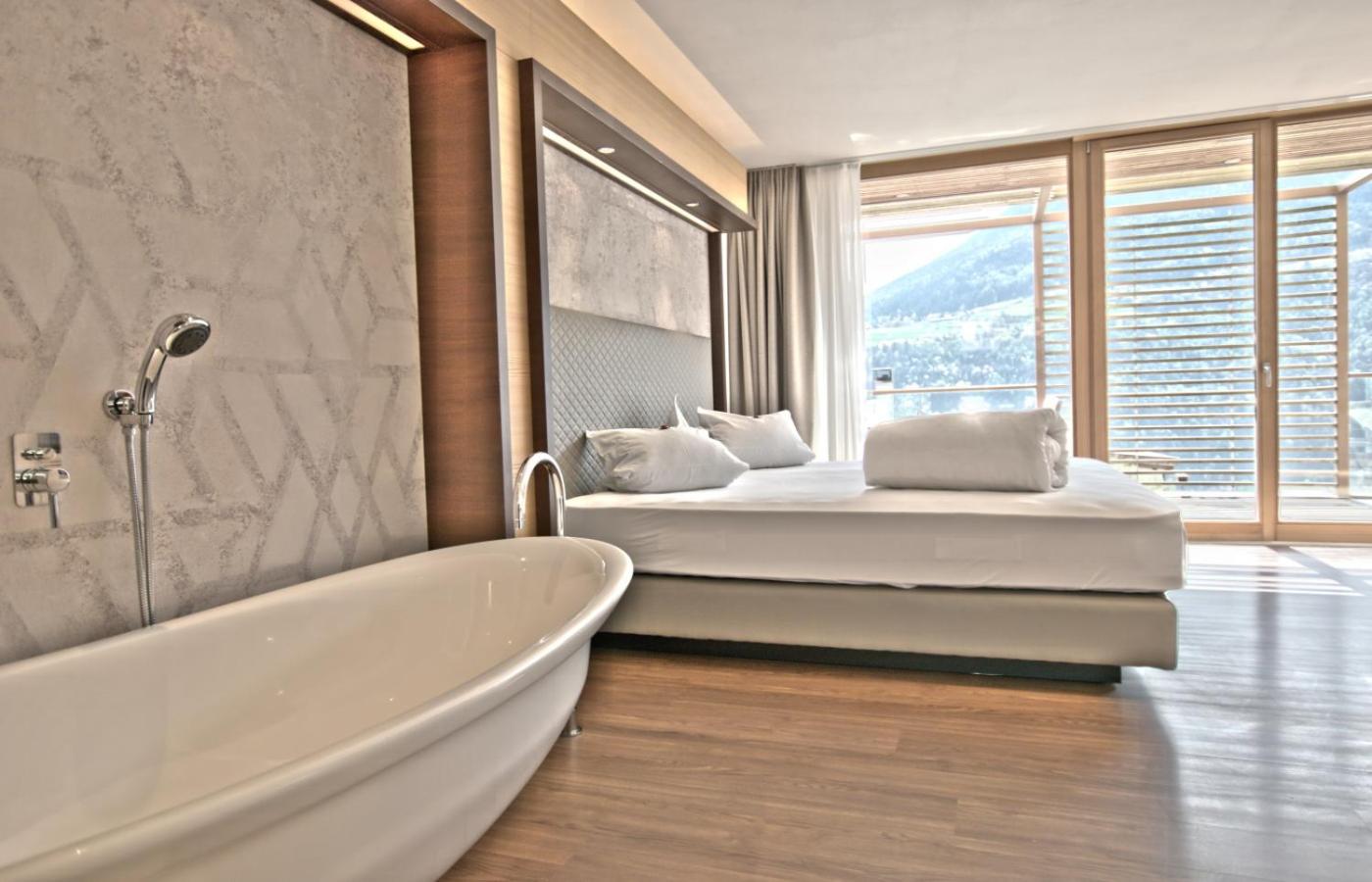 Deluxe Double Room with Bath photo 3