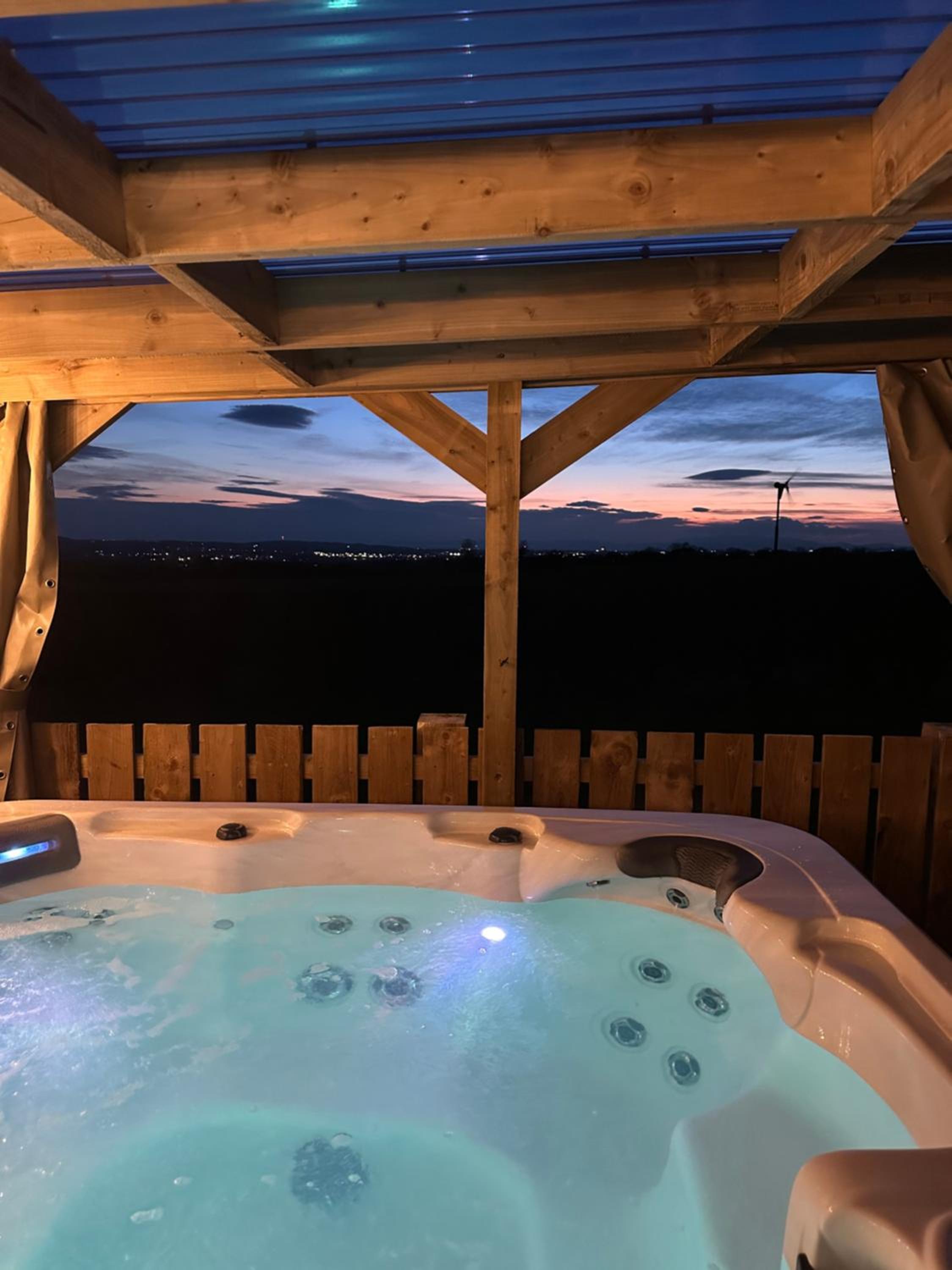 Luxury Glamping Pod with Hot Tub (No Dogs) photo 3