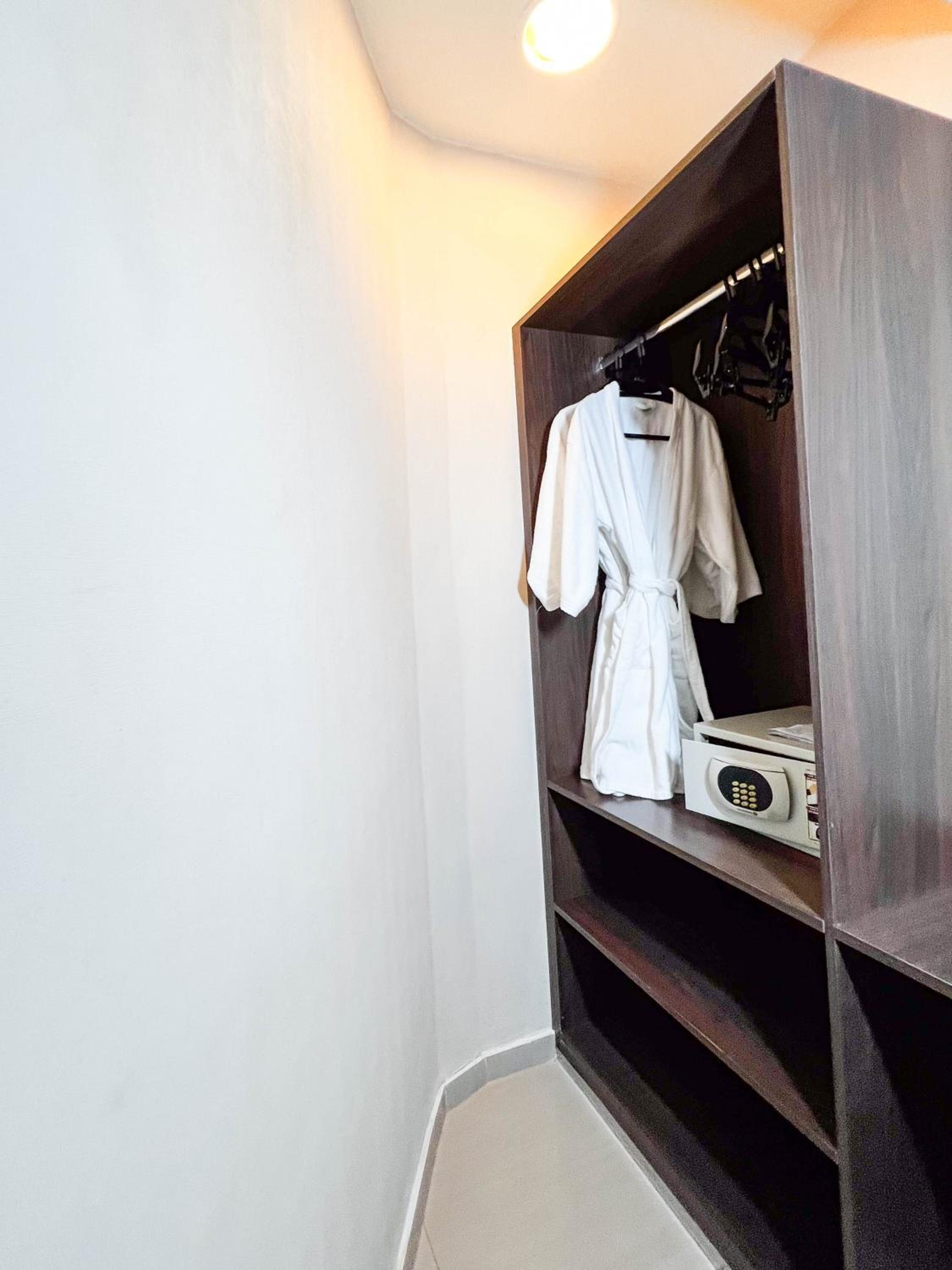 Deluxe Double Room thumbnail 5