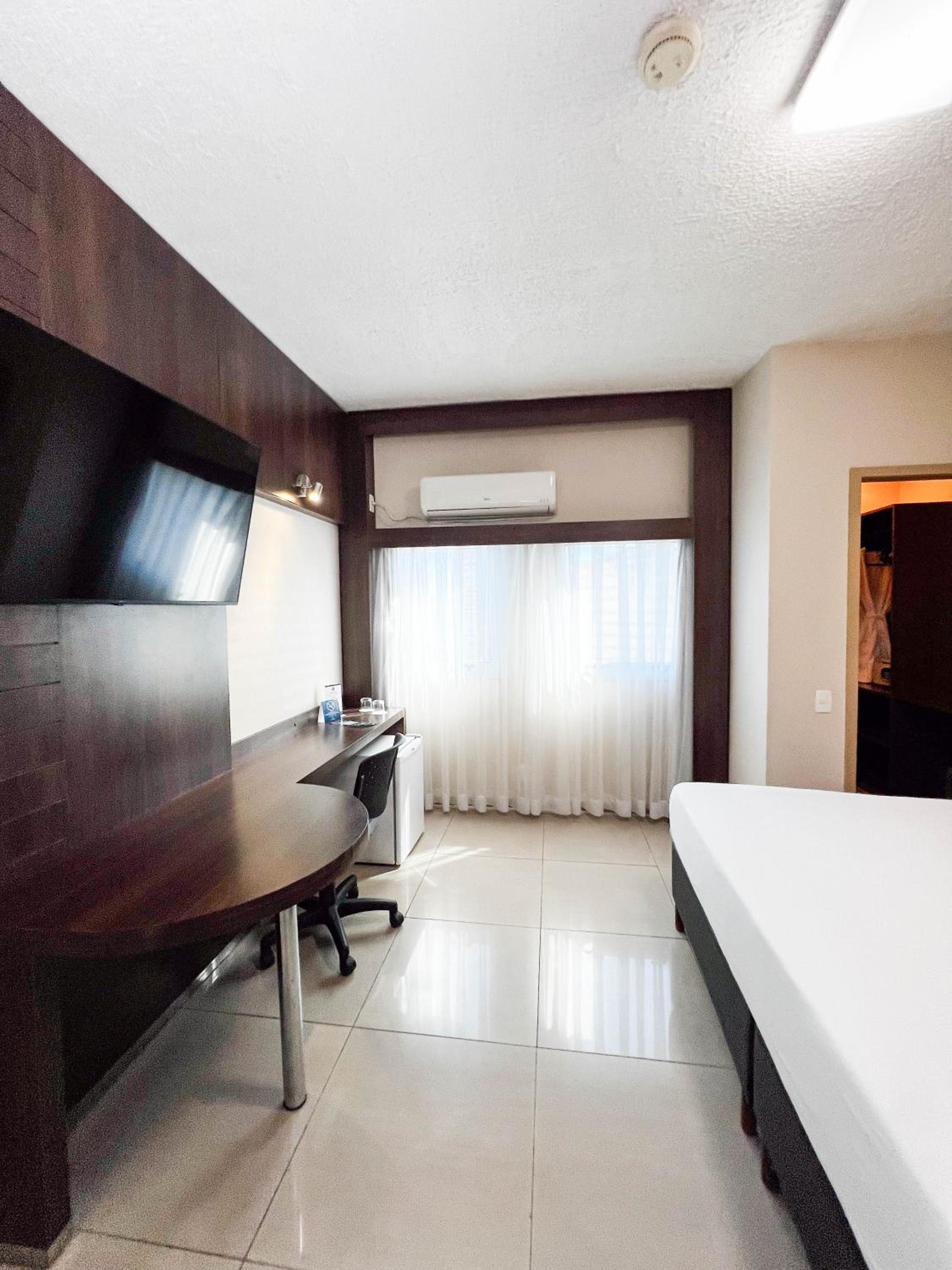 Deluxe Double Room thumbnail 5