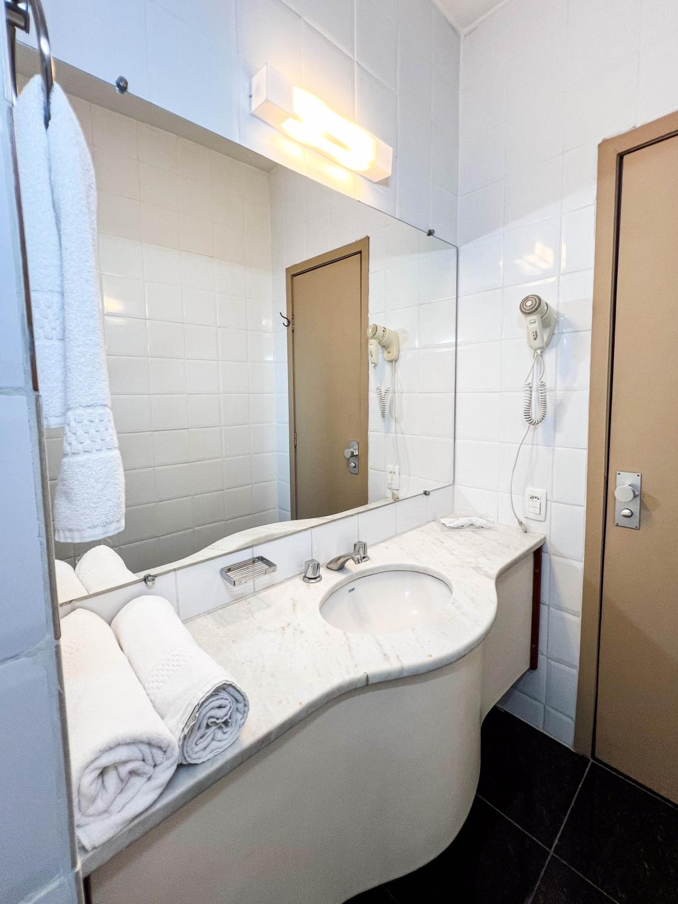 Deluxe Twin Room thumbnail 6