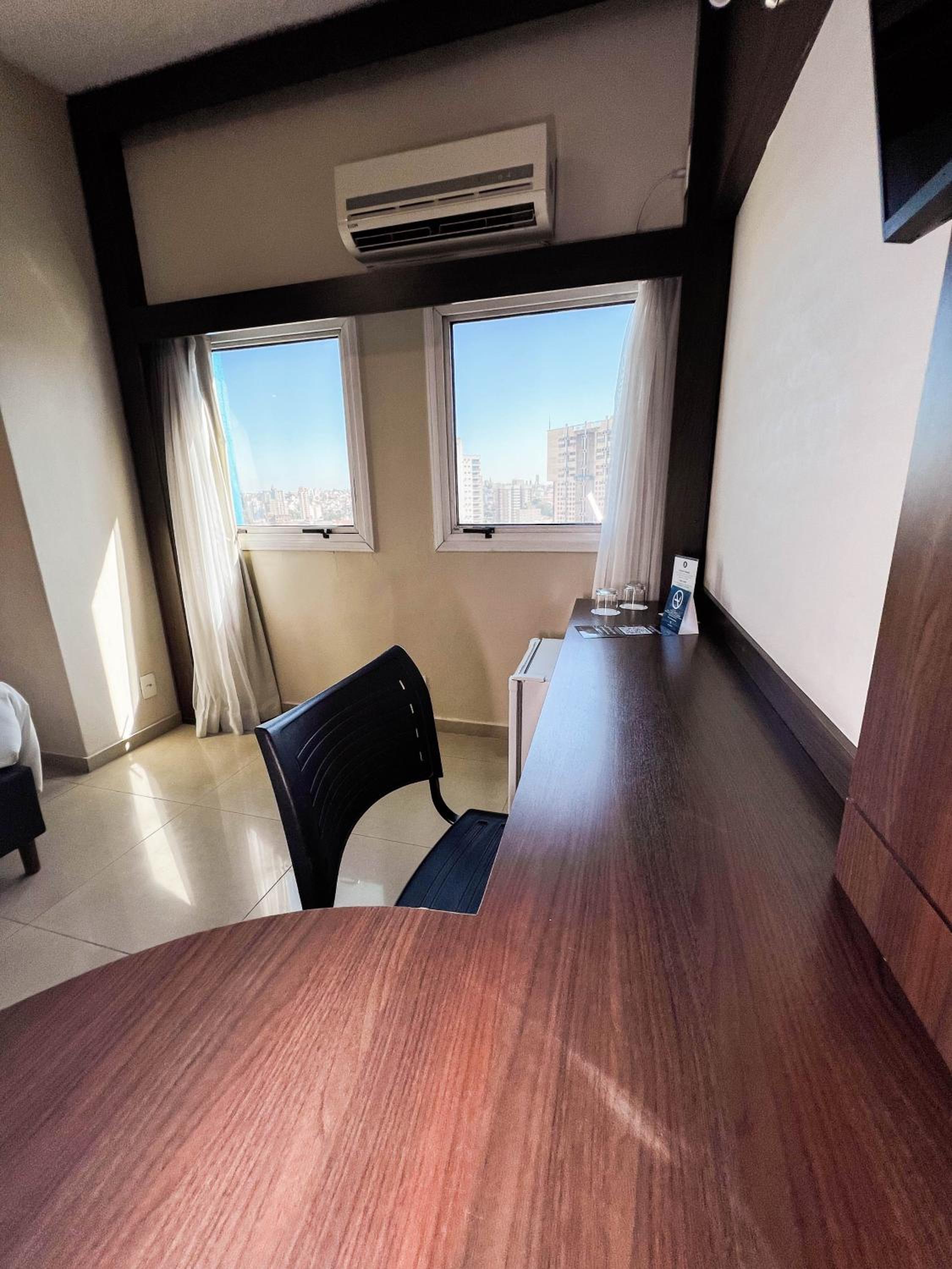 Deluxe Twin Room thumbnail 5