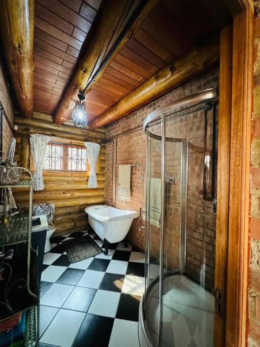 Six-Bedroom House photo 2