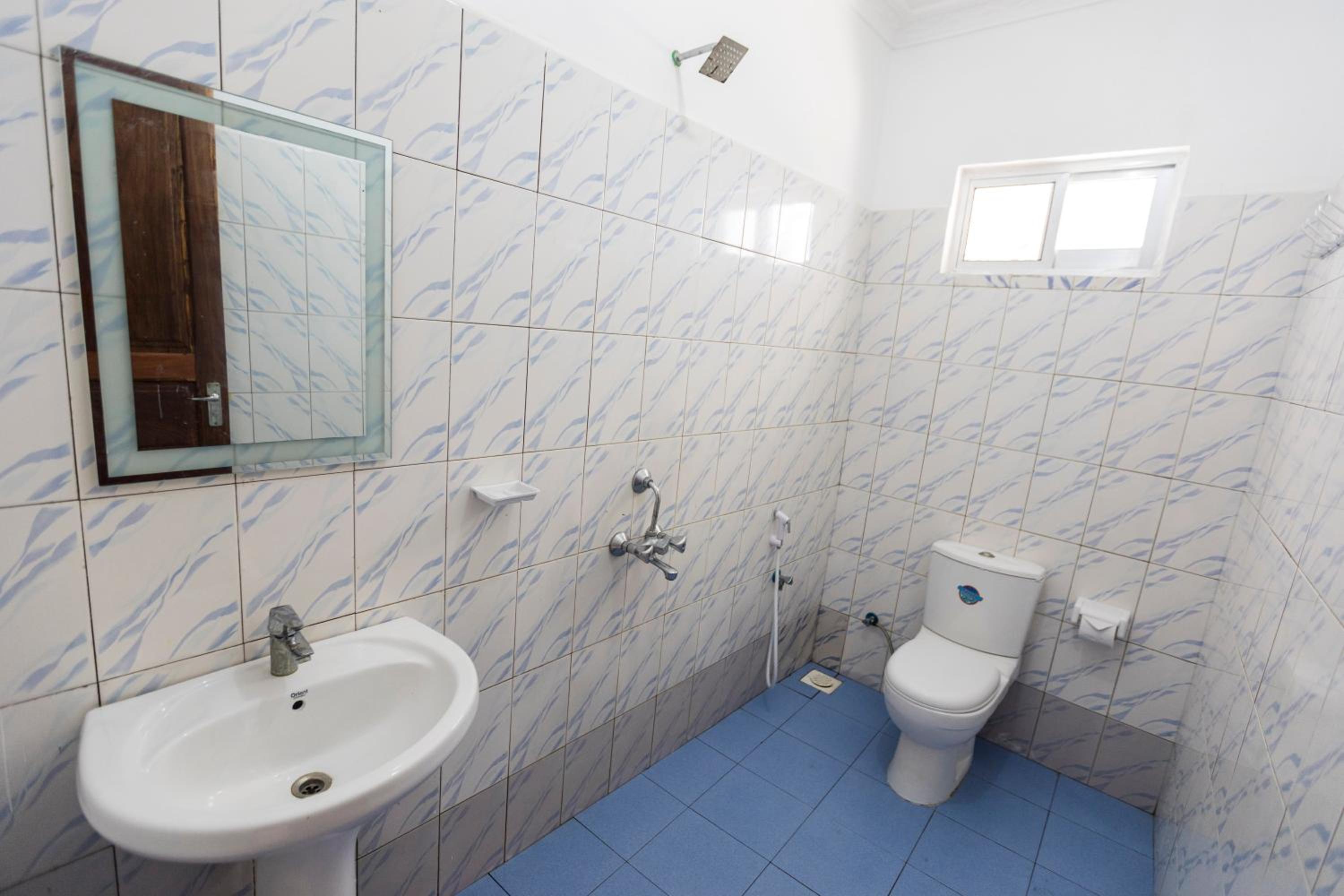 Twin Room with Private Bathroom photo 2