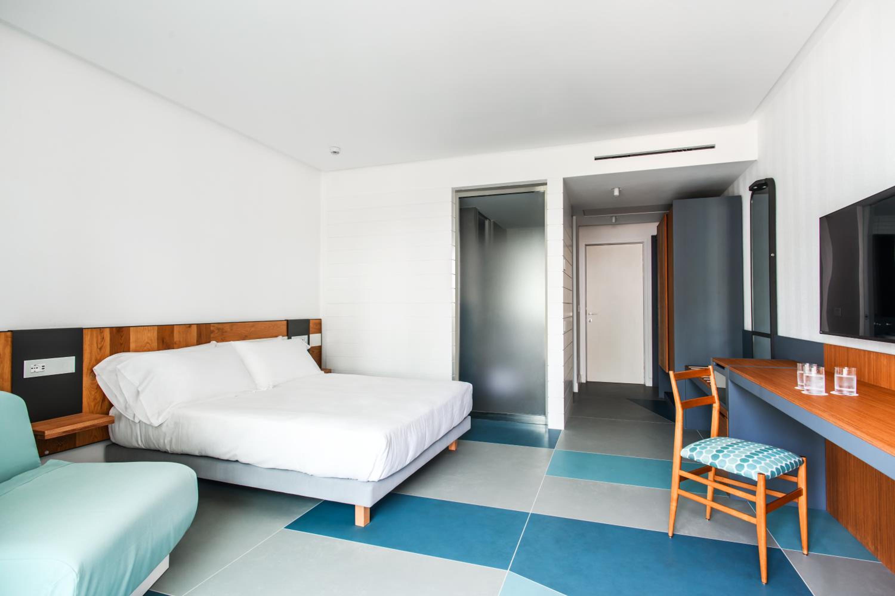 Classic Double with sofa bed and Balcony - Photo 2