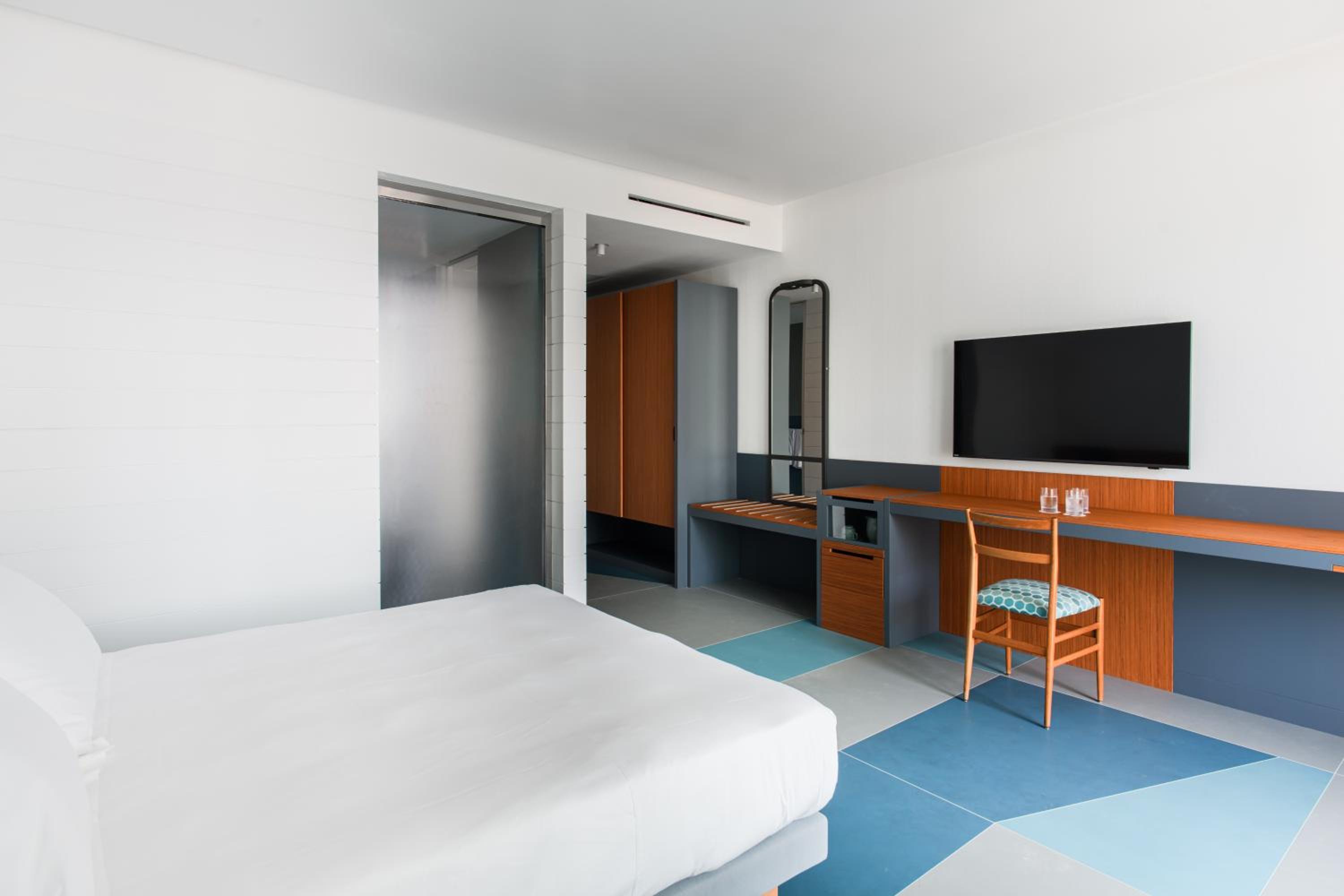 Classic Double or Twin Room with Balcony - Photo 9