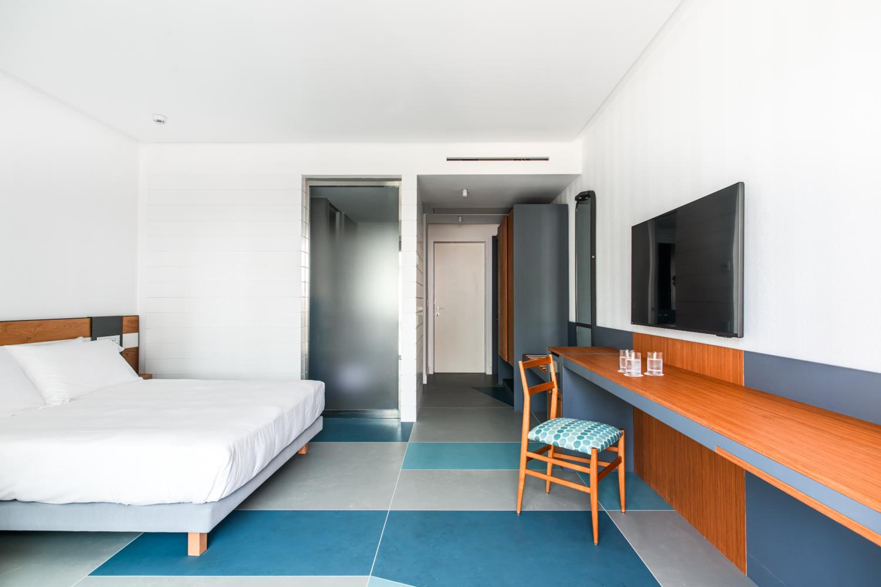 Classic Double or Twin Room with Balcony - Photo 8