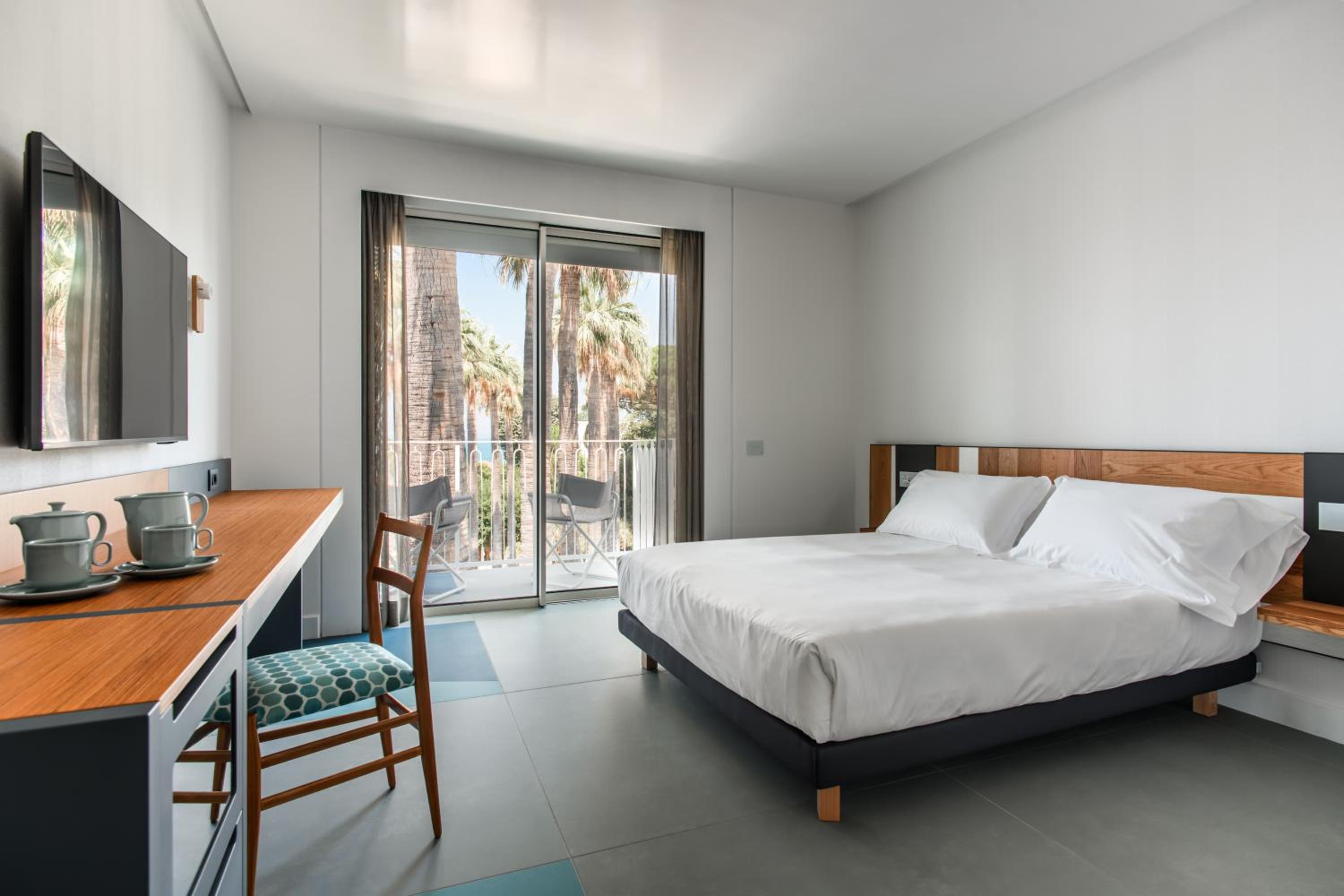 Plus Double or Twin Room with Partial Sea View - Photo 4