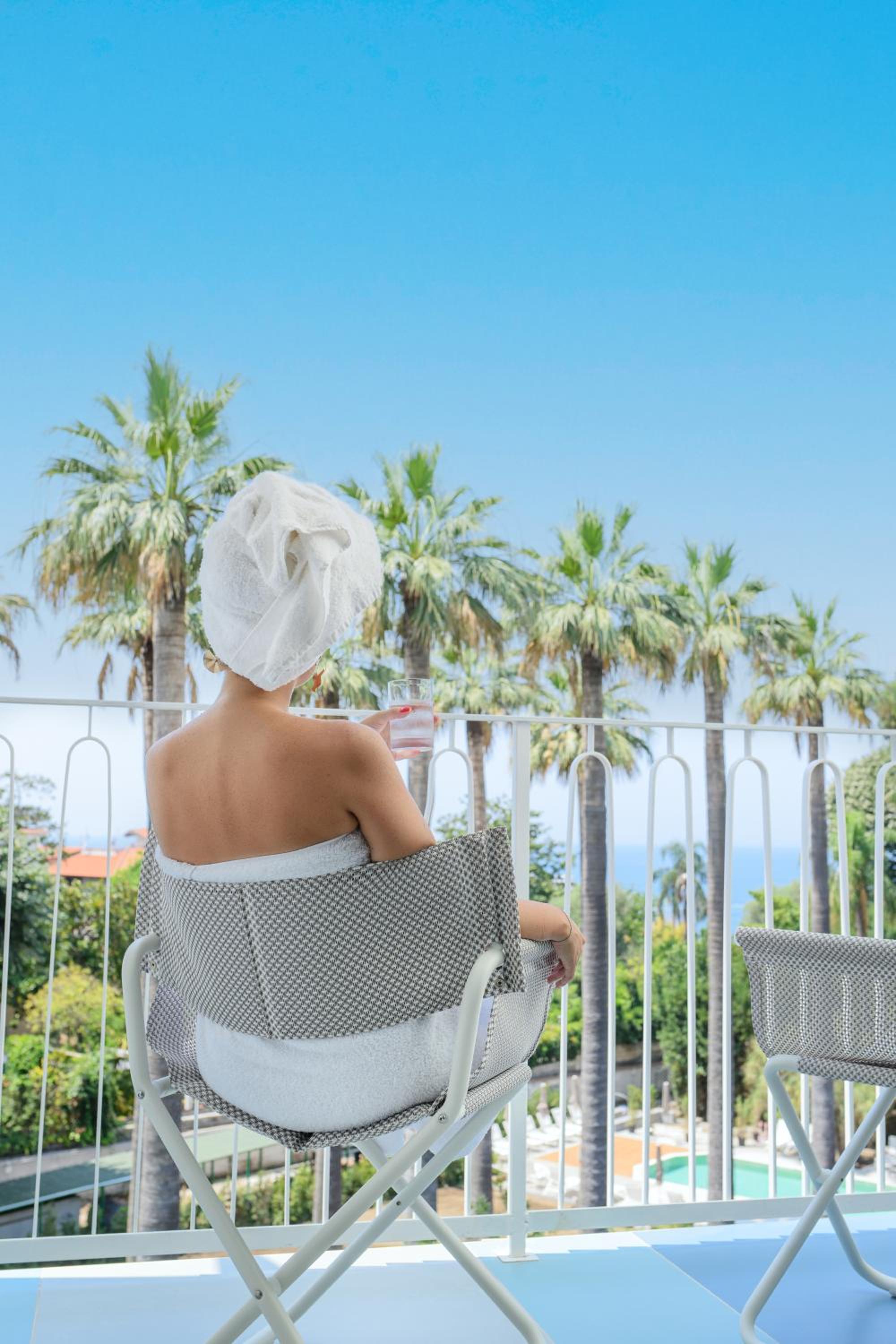 Plus Double or Twin Room with Partial Sea View - Photo 3