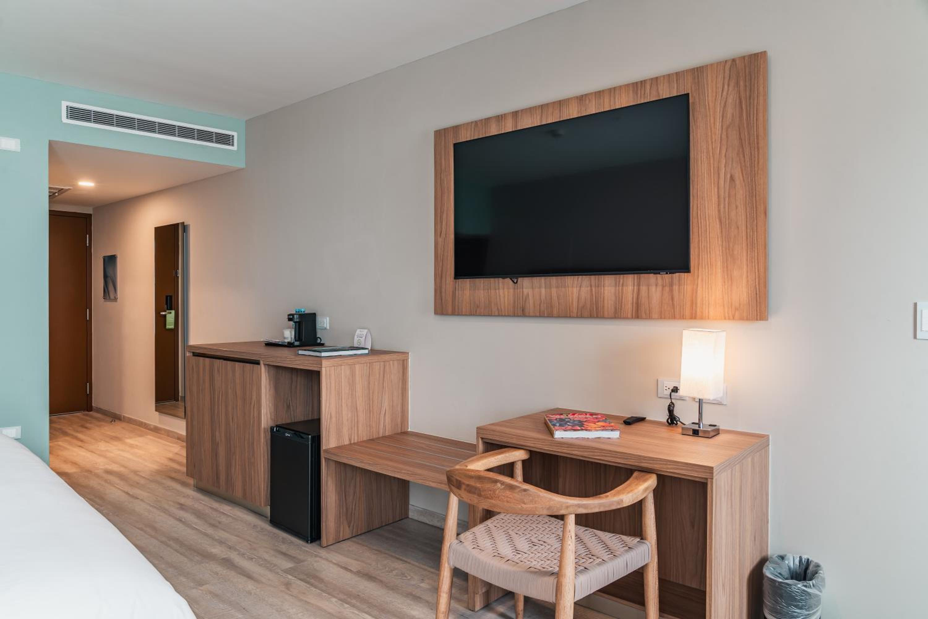 King Room - Non-Smoking - Photo 2