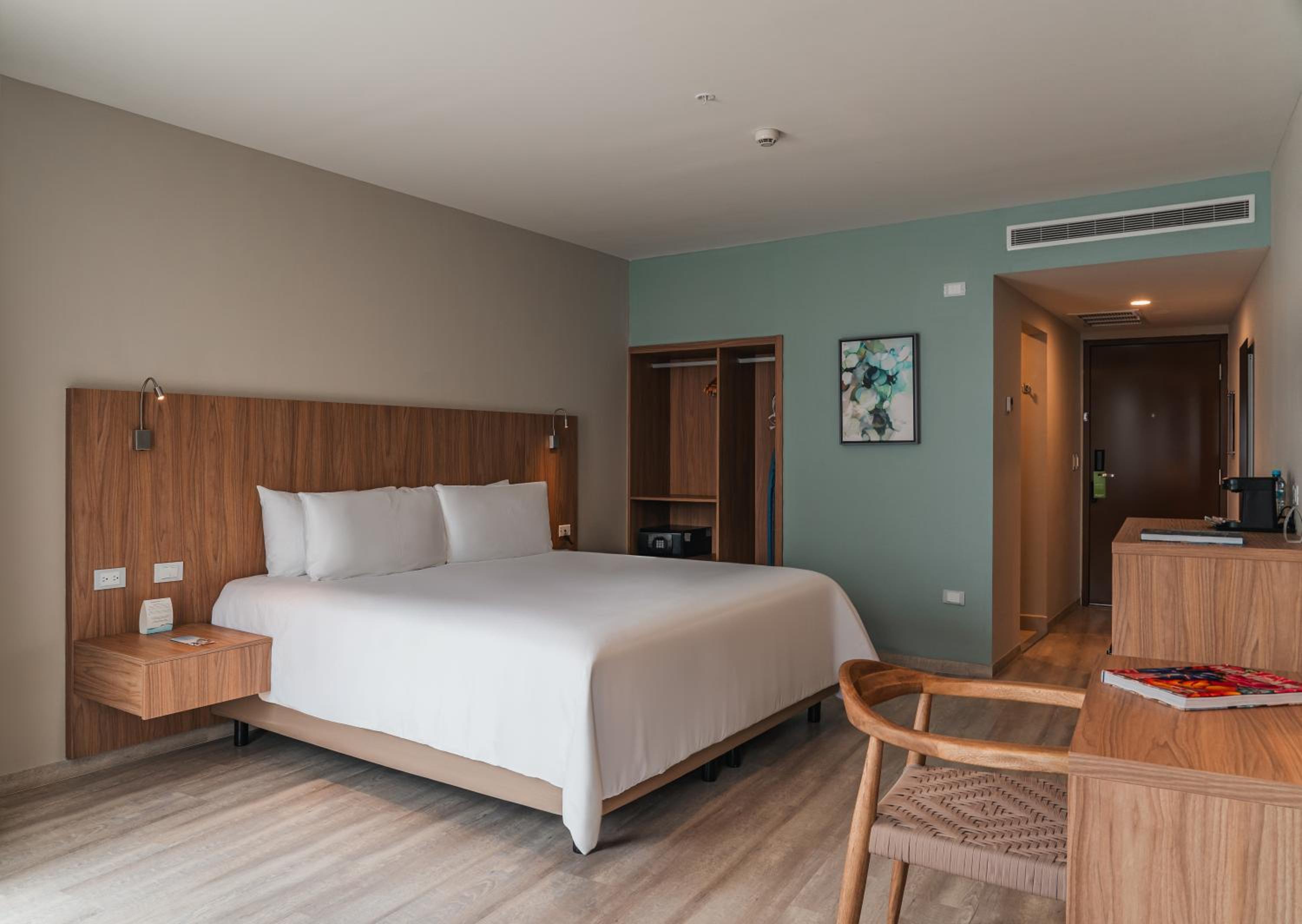 King Room - Non-Smoking - Photo 4