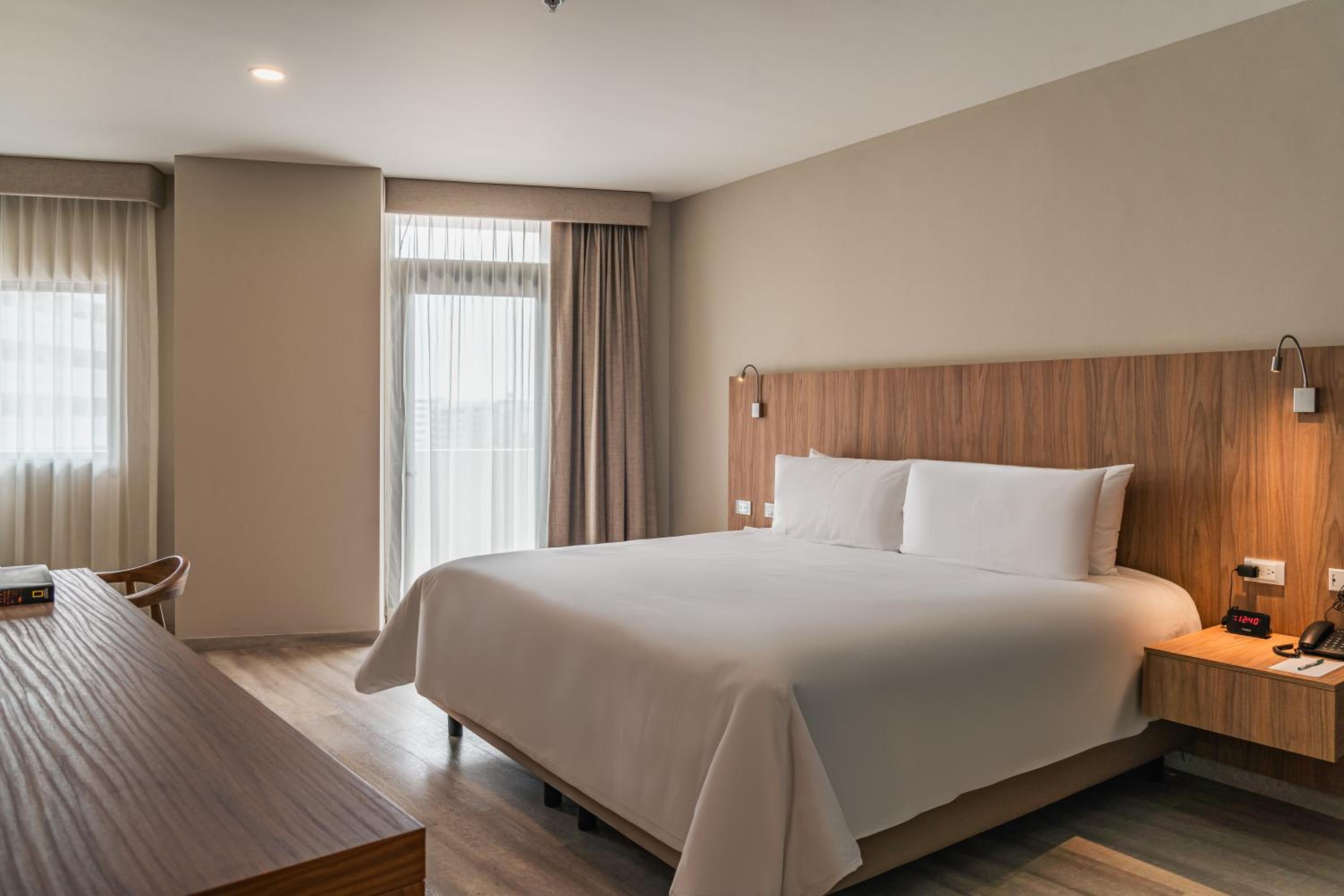 King Room - Non-Smoking - Photo 5