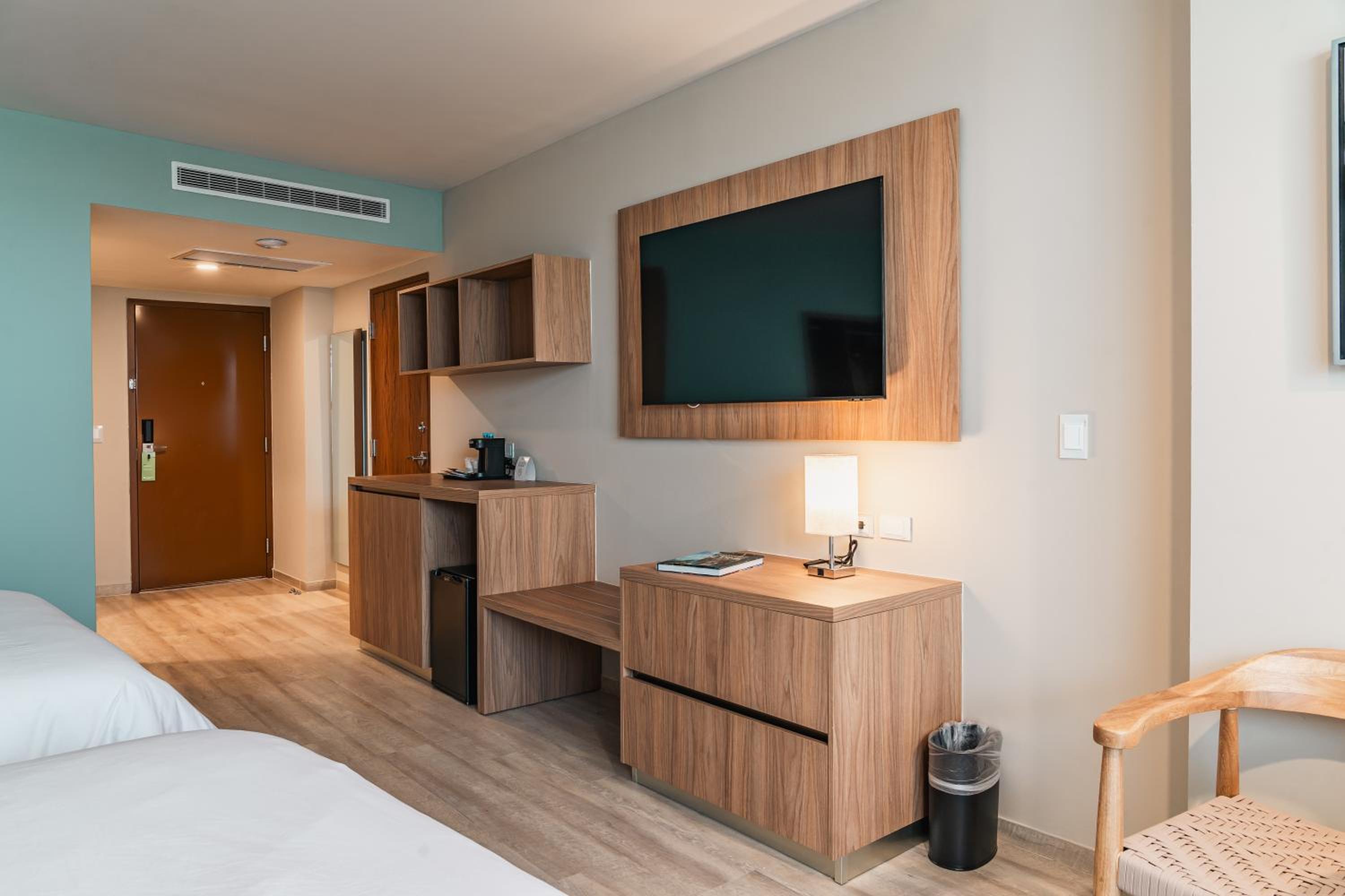 Queen Room with Two Queen Beds - Non-Smoking - Photo 3