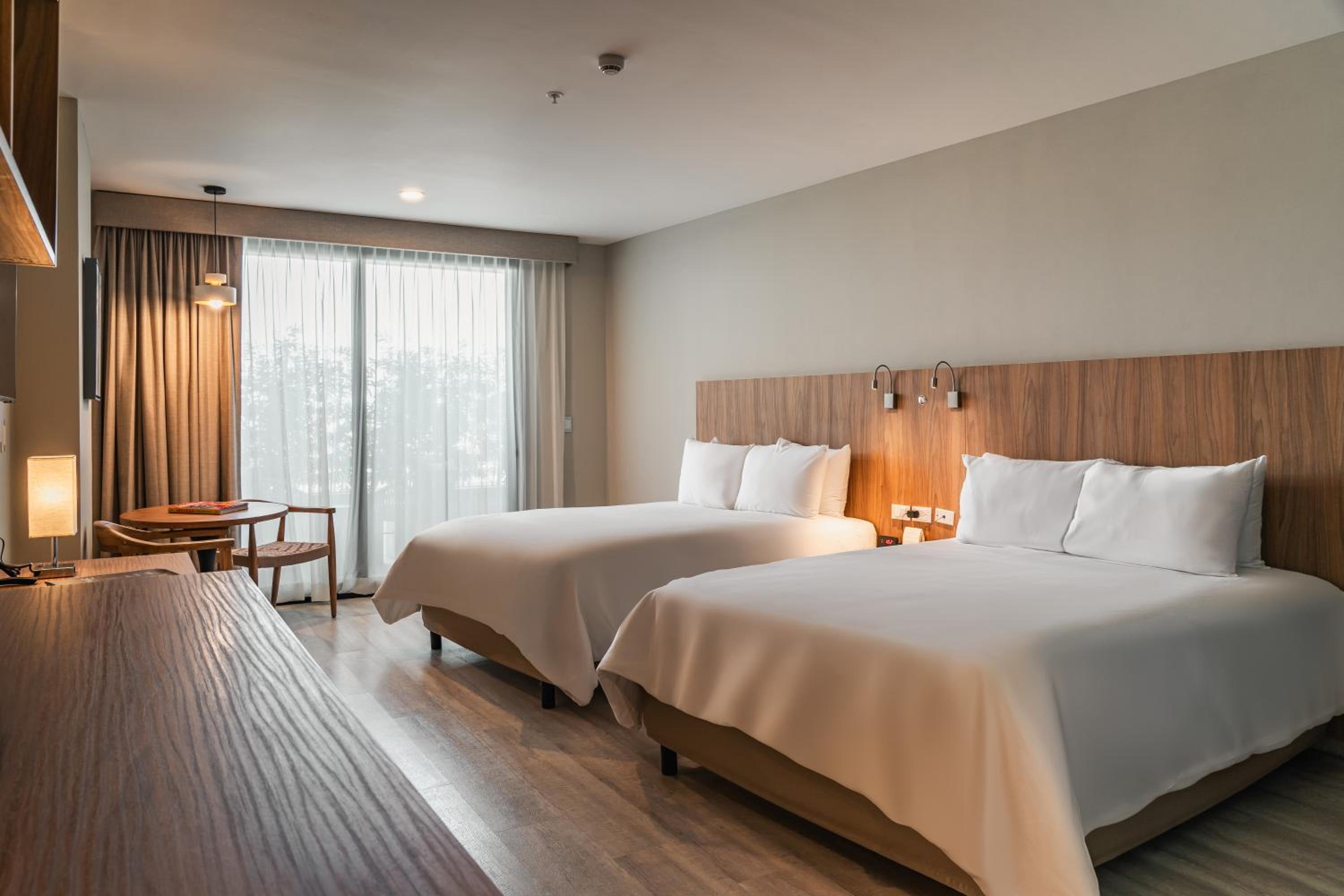 Queen Room with Two Queen Beds - Non-Smoking - Photo 2