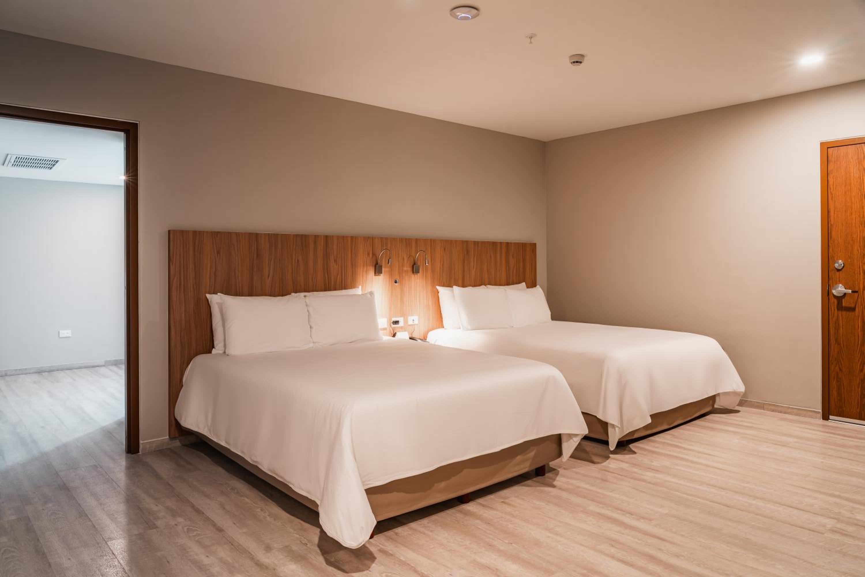 Queen Room with Three Queen Beds - Non-Smoking - Photo 5