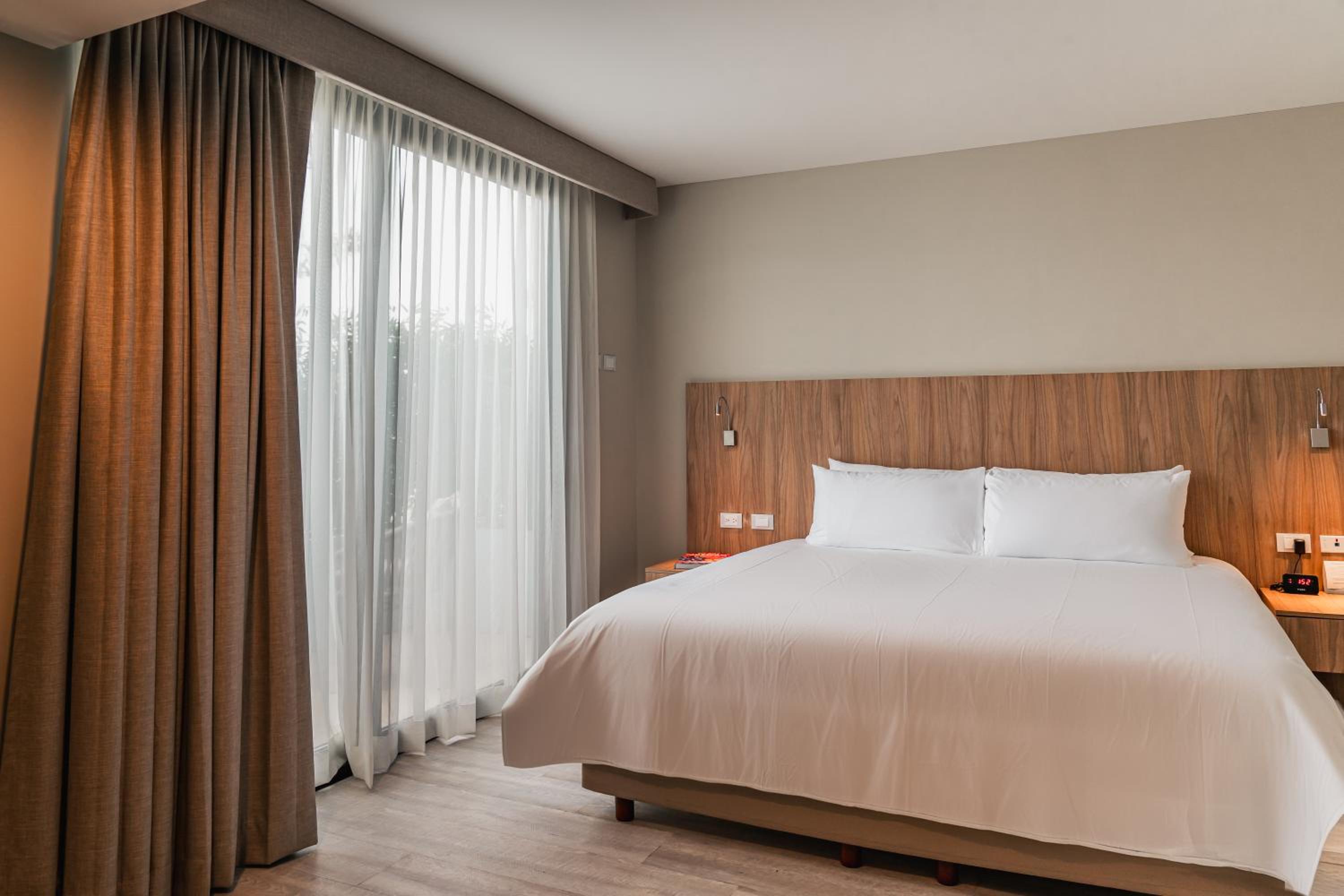 Queen Room with Three Queen Beds - Non-Smoking - Photo 4