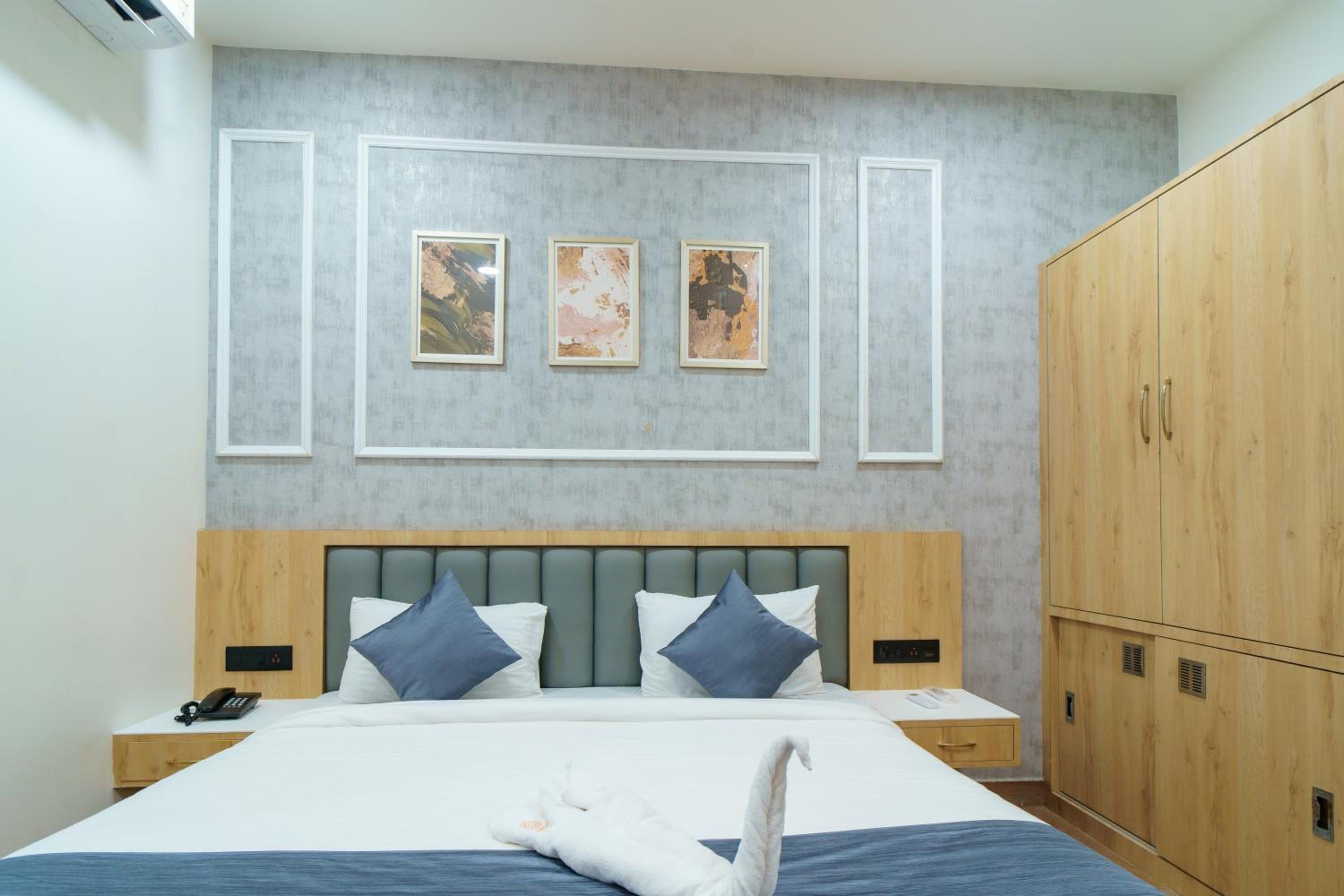 Deluxe Room (2 Adults + 1 Child)