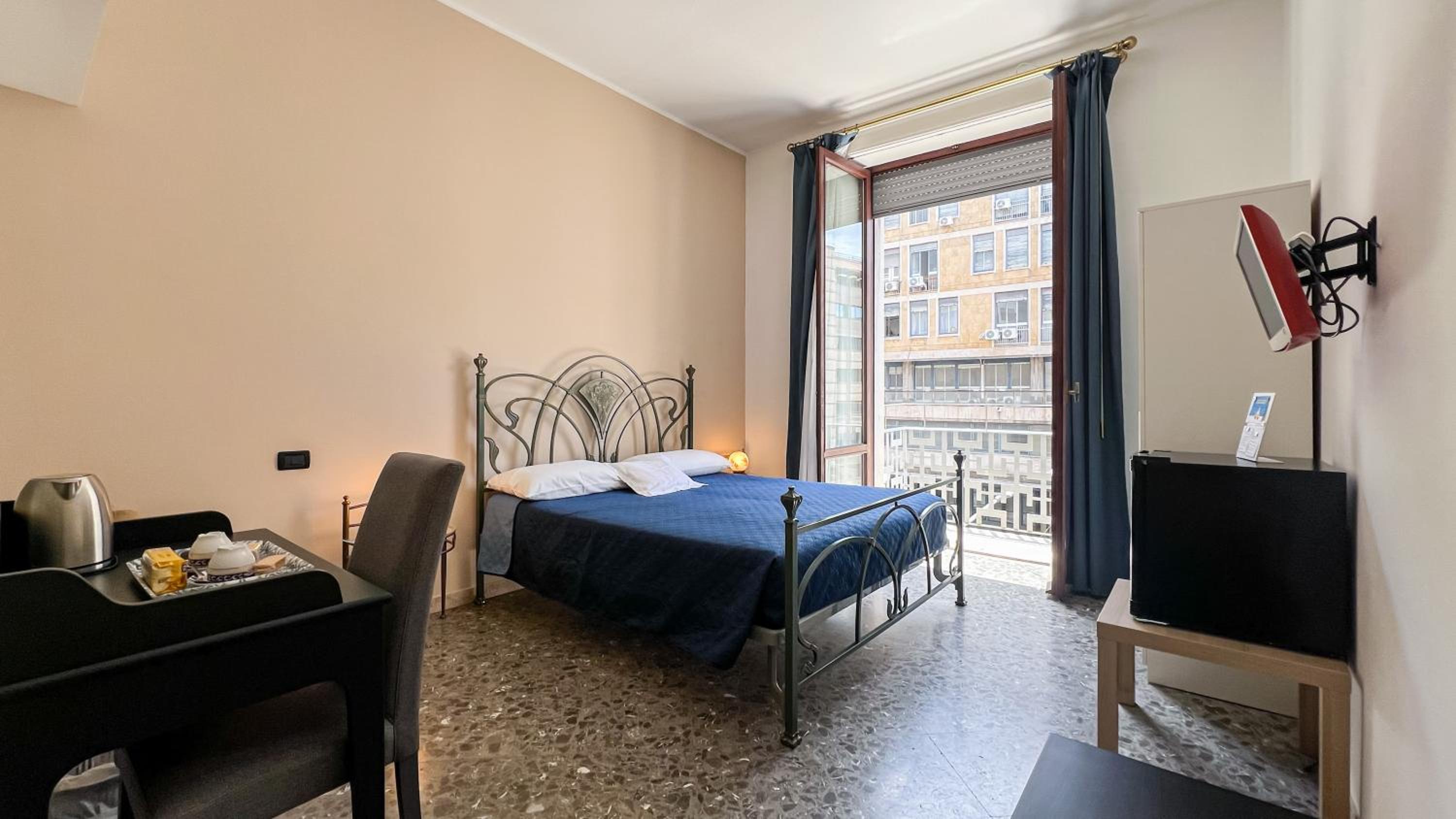 Double Room with Balcony - Photo 2