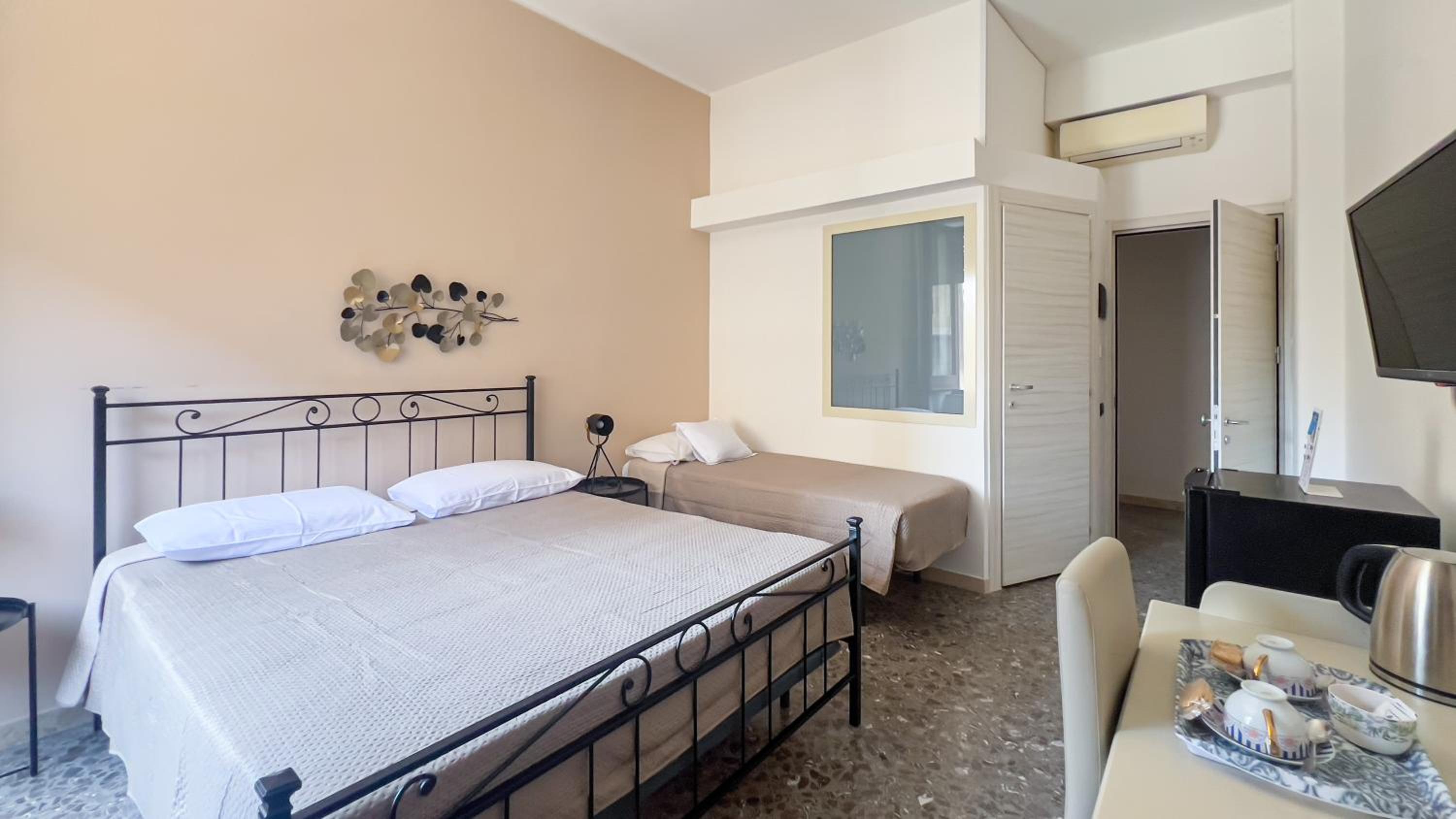 Large Double Room - Photo 4