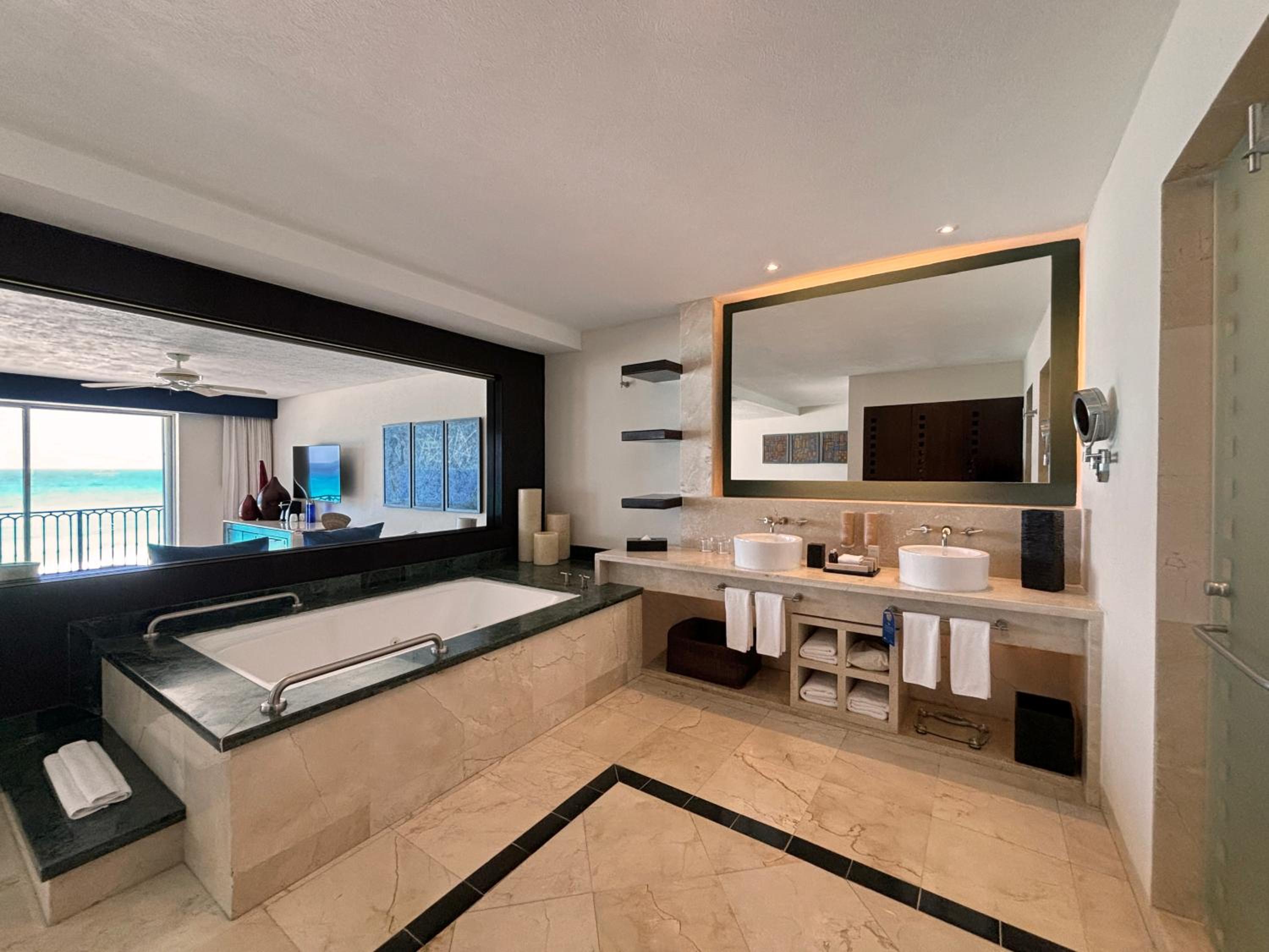 Royal Master Suite Jacuzzi (adults only +18)