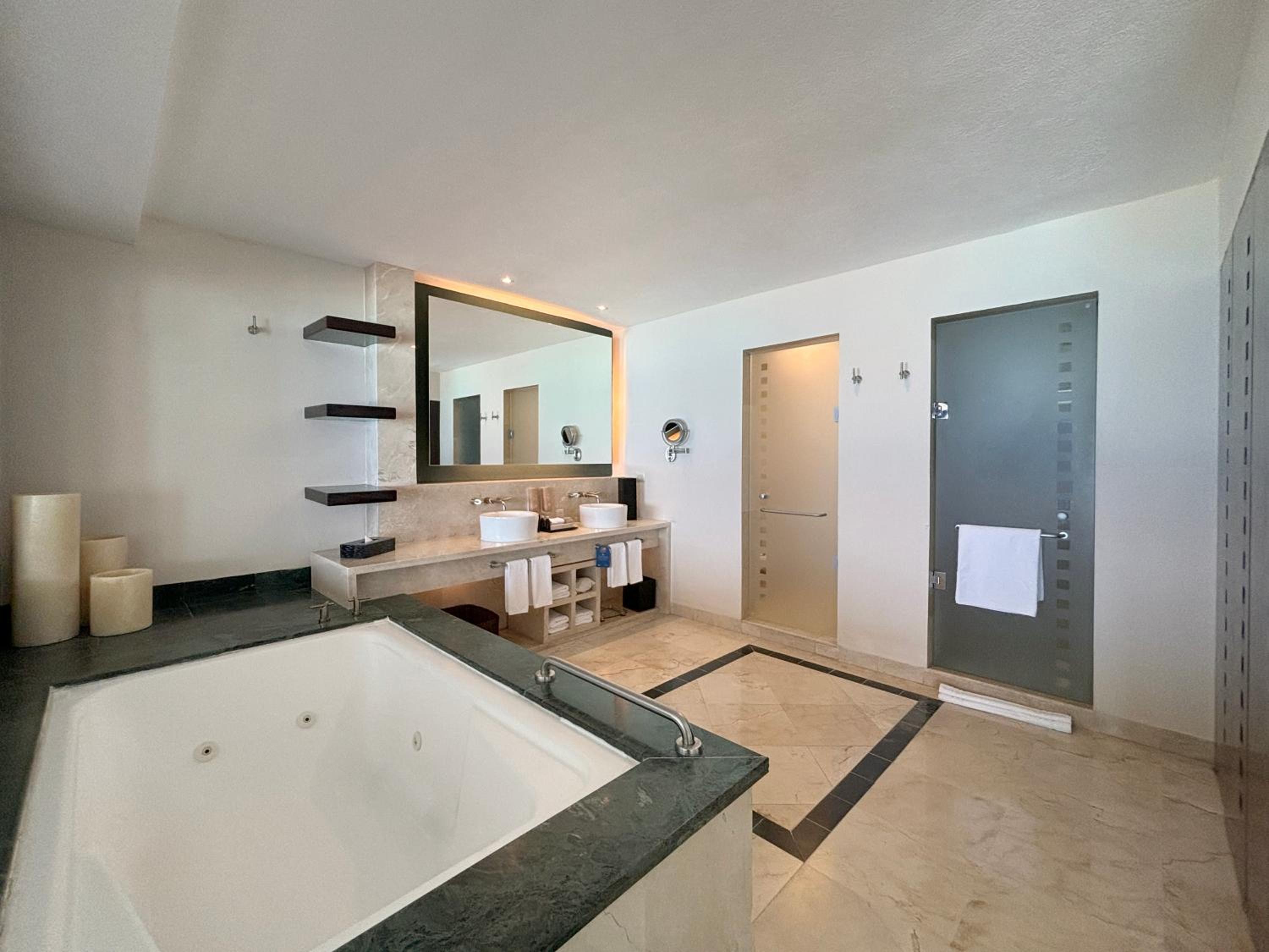 Royal Master Suite Jacuzzi (adults only +18) thumbnail 5