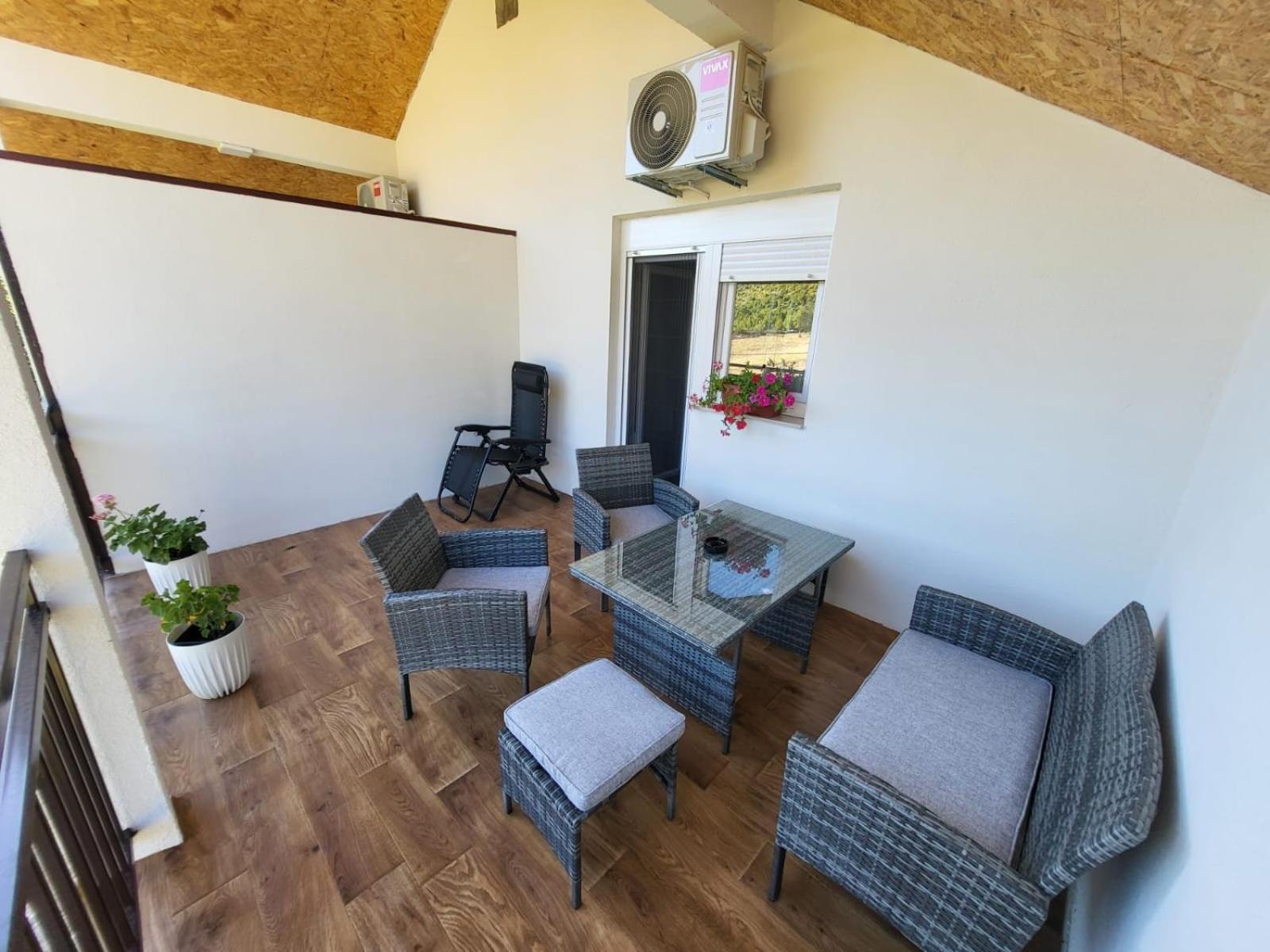 One-Bedroom Apartment with Balcony and Water View photo 2