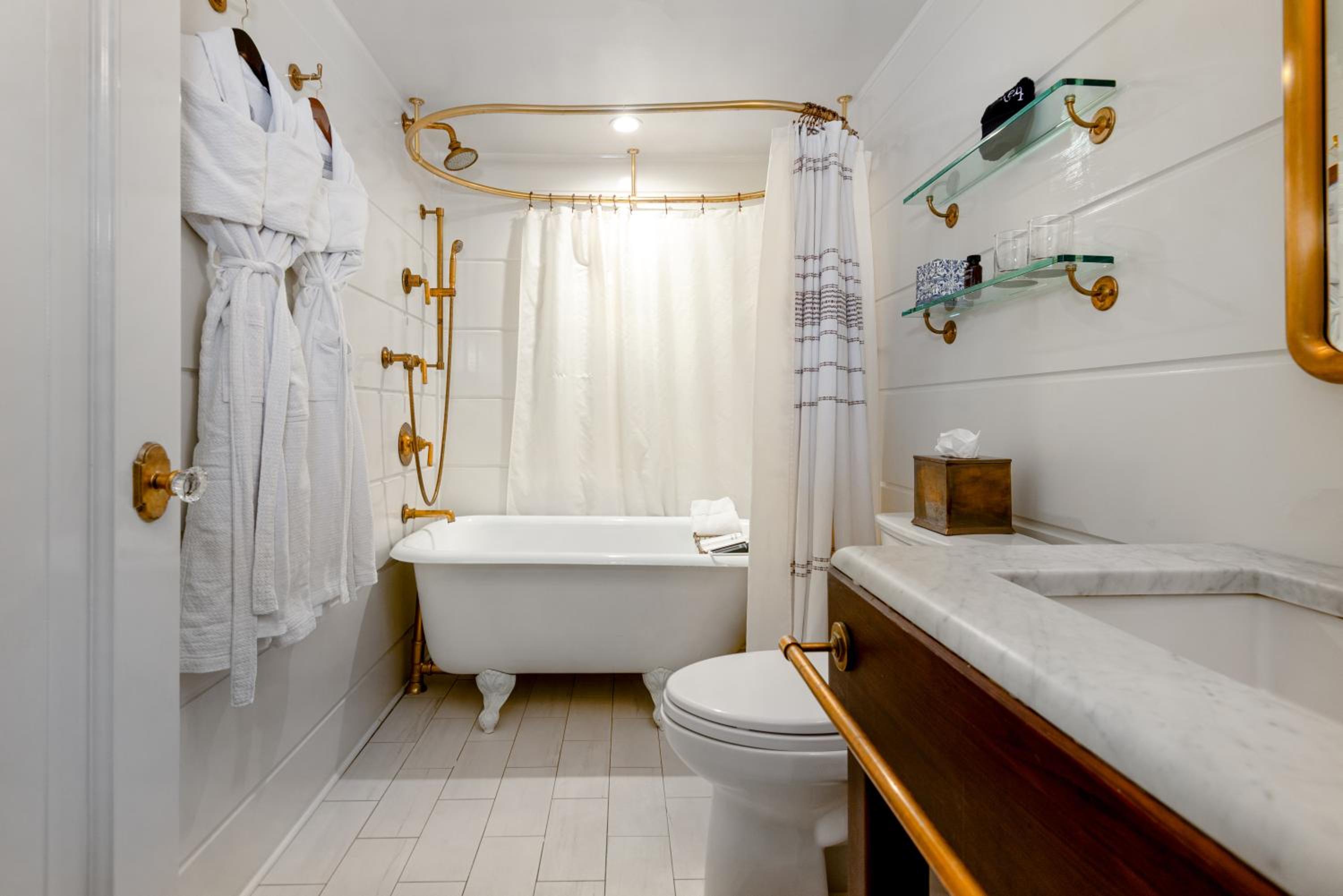 Deluxe King Room - Basement Level photo 3