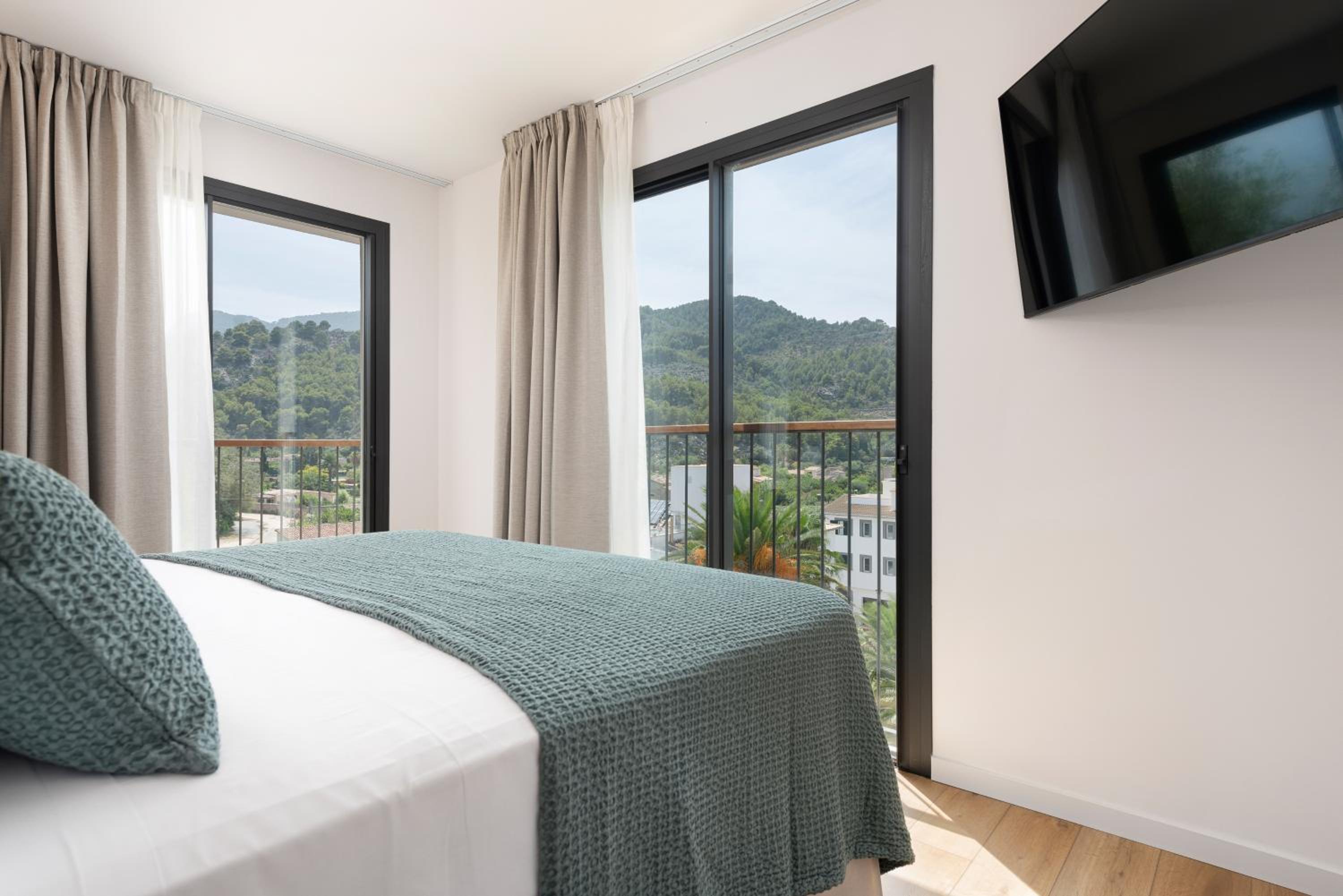 Apartment with Mountain View