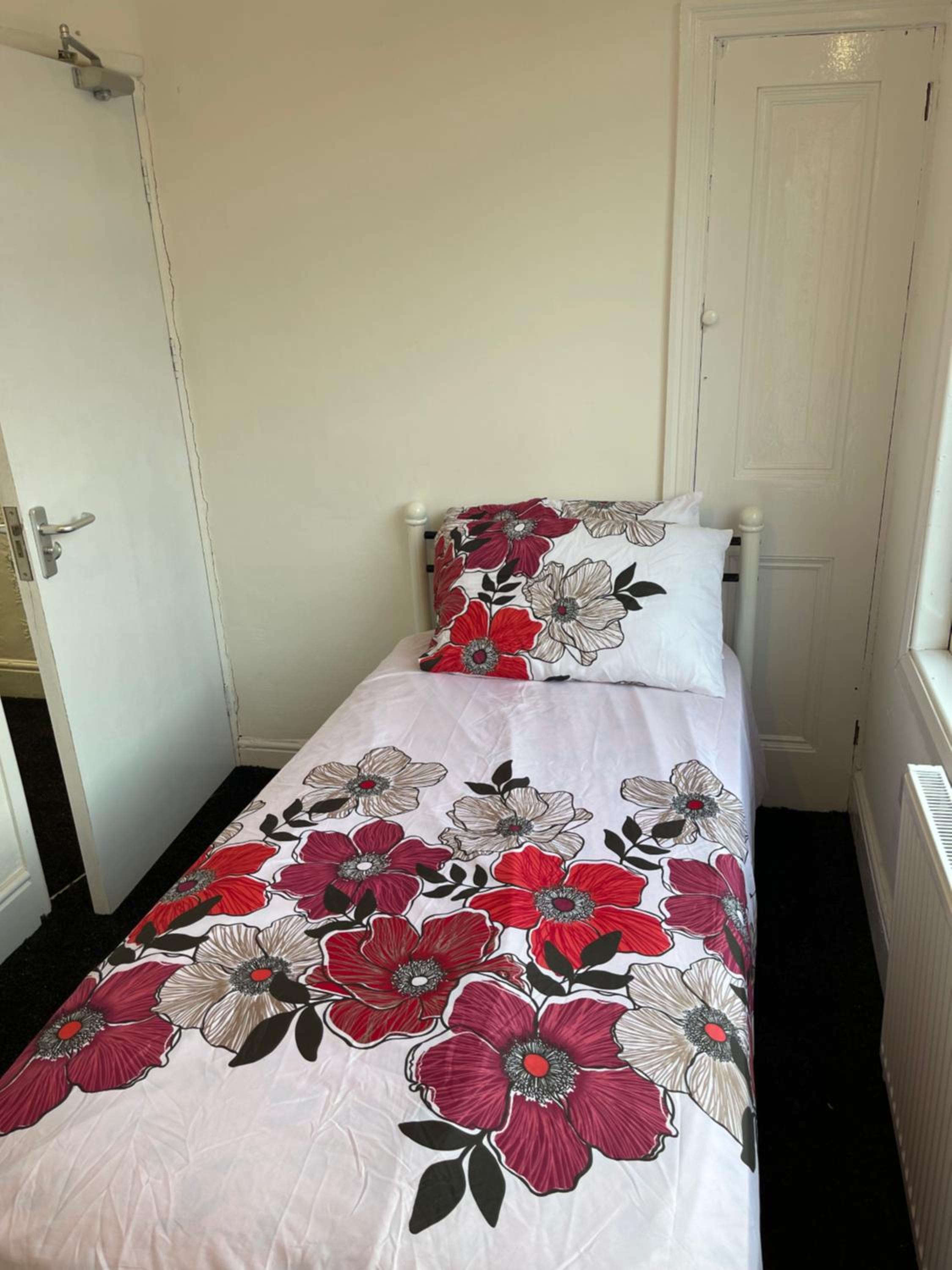 Five-Bedroom House photo 2