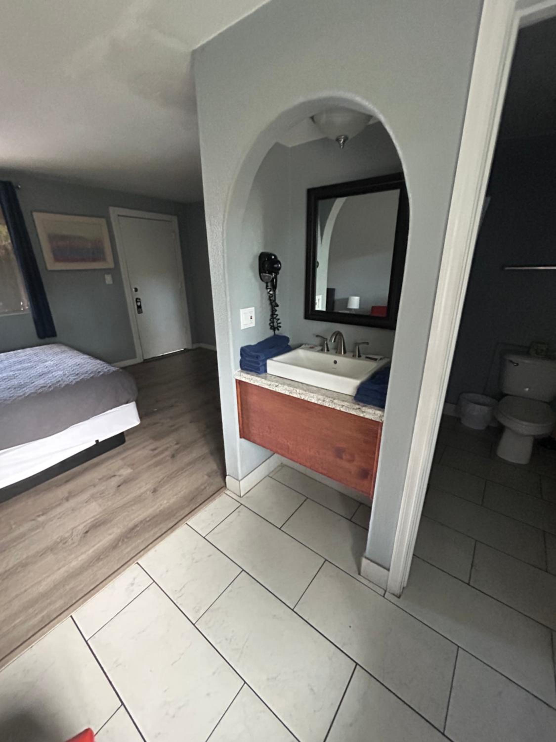 Queen Room photo 2