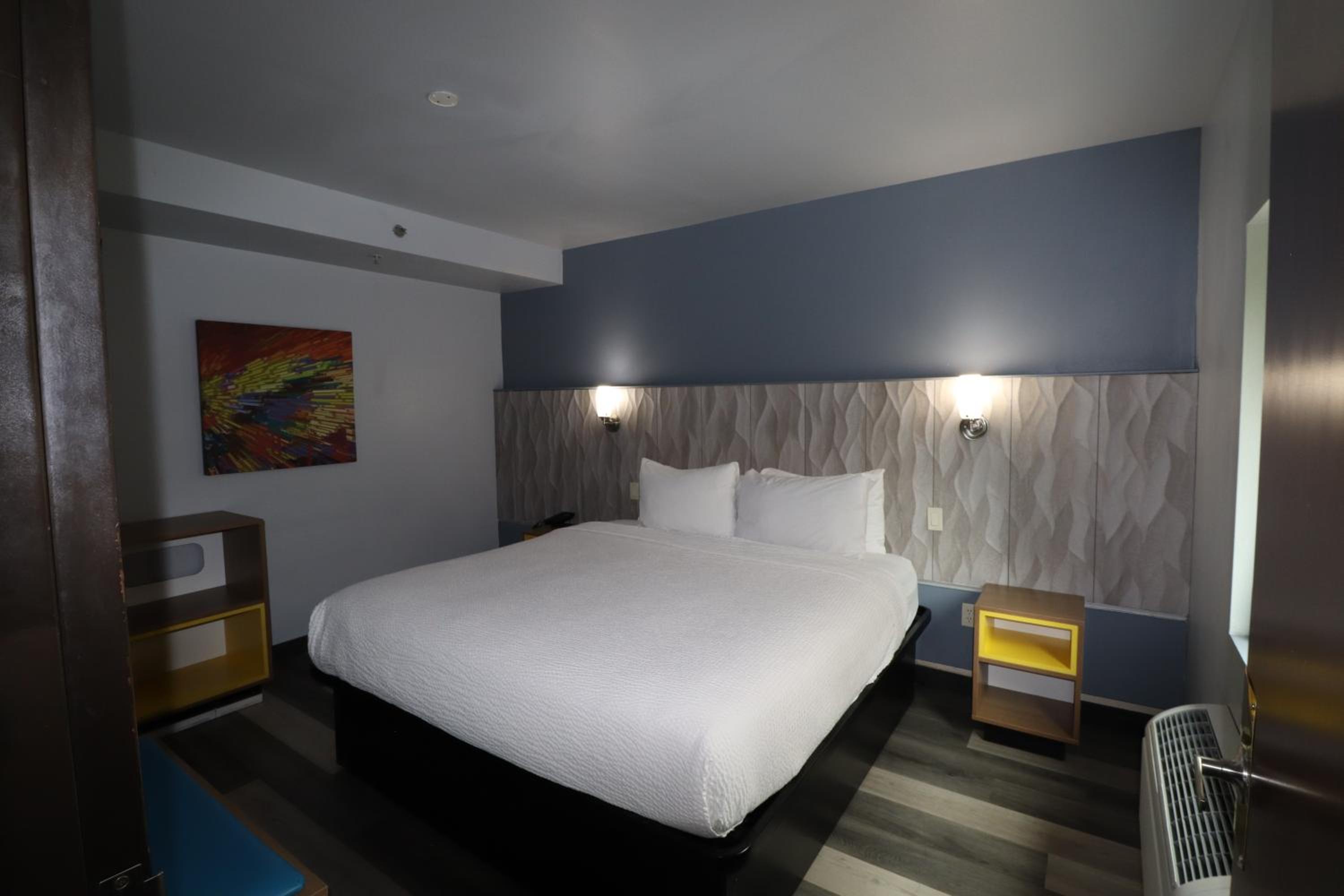 Deluxe One-Bedroom King Suite - Non-Smoking - Photo 2