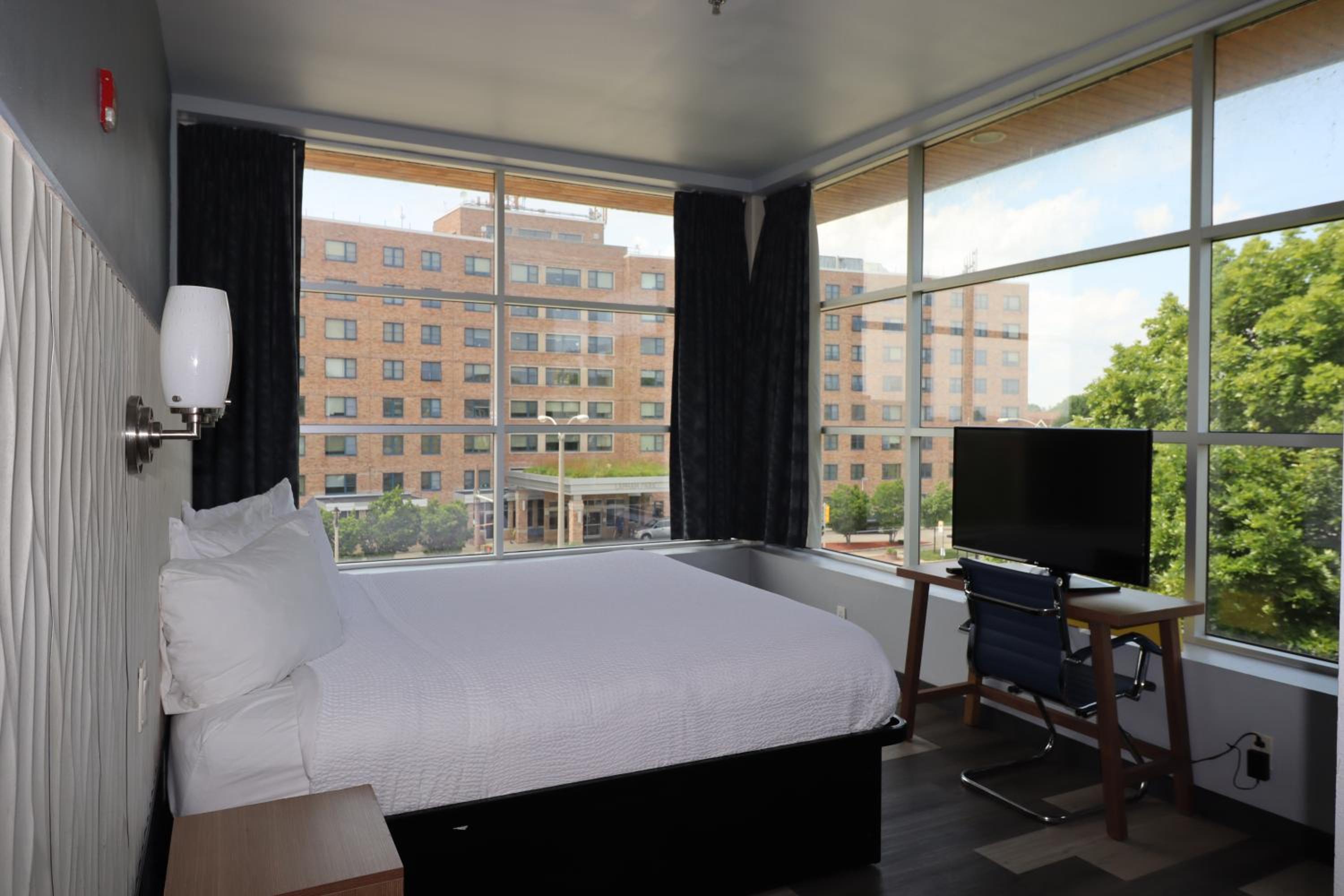 King Room - Non-Smoking - Photo 3