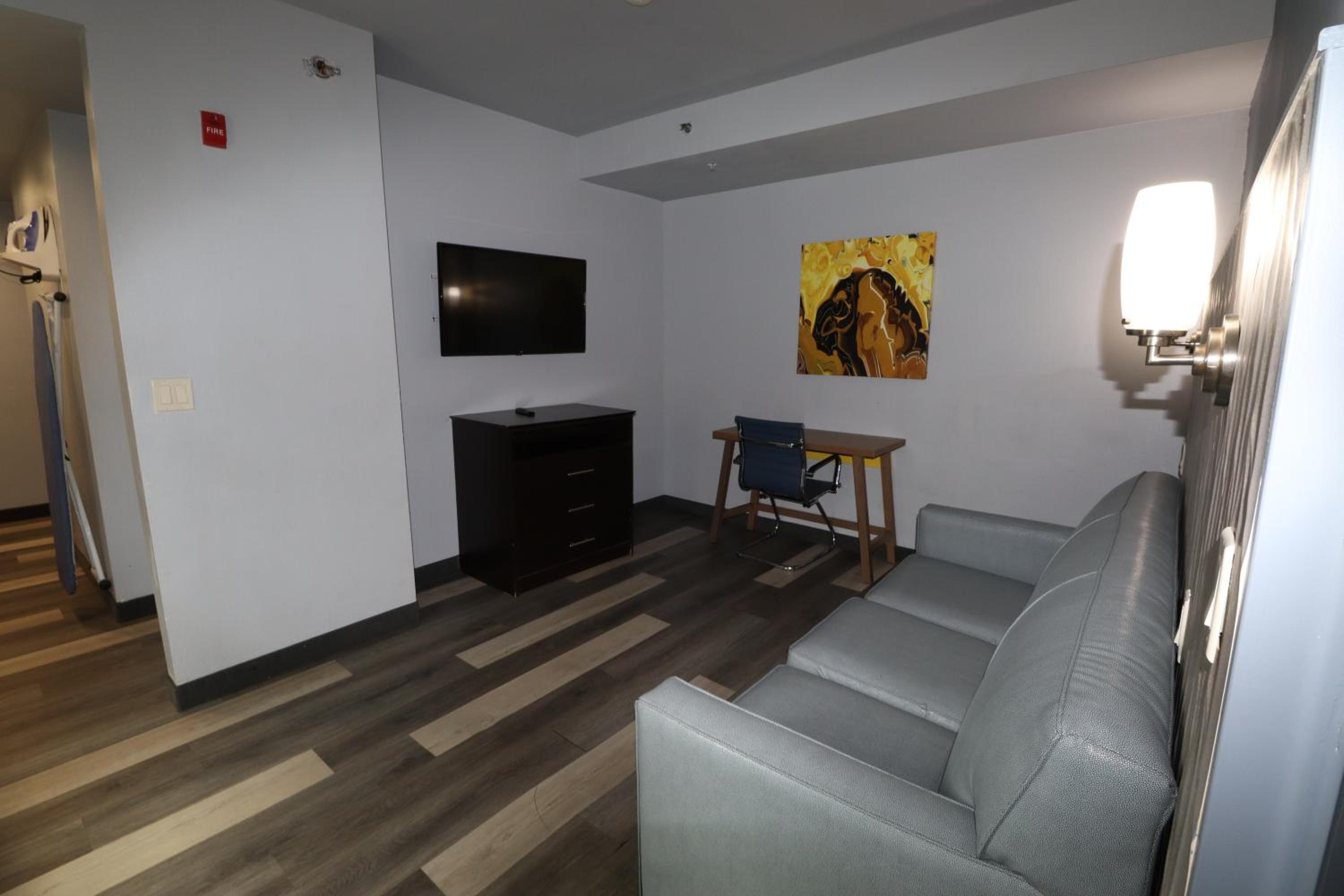 Deluxe One-Bedroom King Suite - Non-Smoking - Photo 3