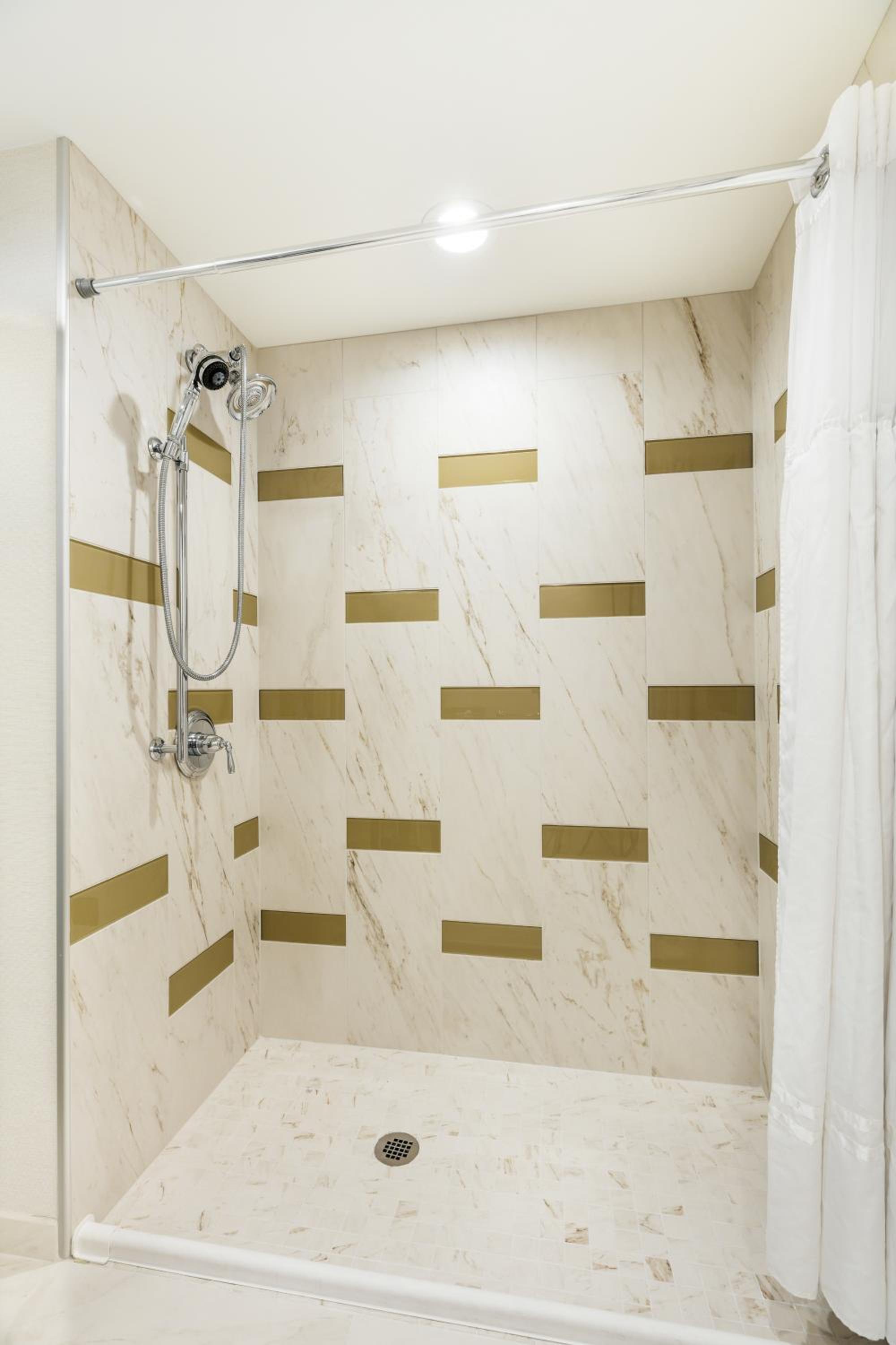 Executive 1 King Mobility/Hearing Accessible Suite, Tub w/Grab Bars, Non-Smoking - Photo 5