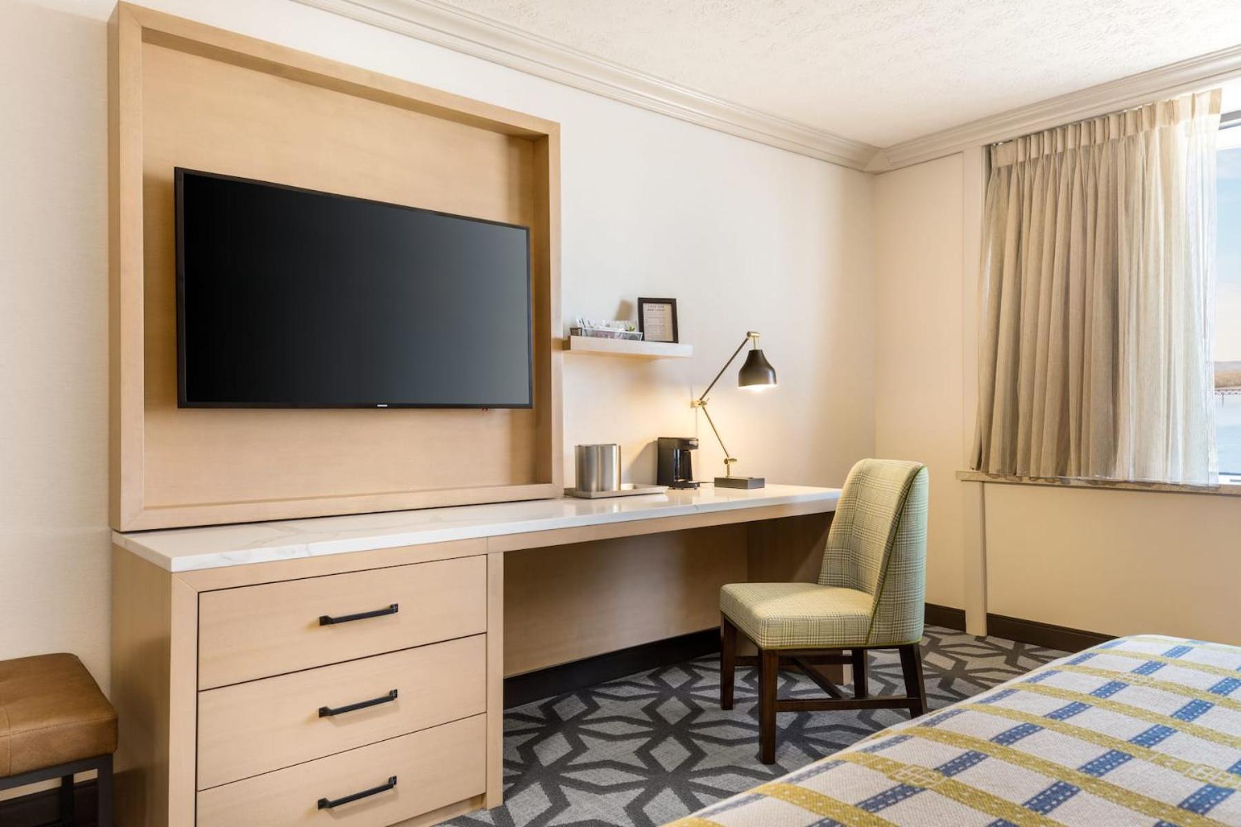 Deluxe King Room - Non-Smoking/West Tower - Photo 4