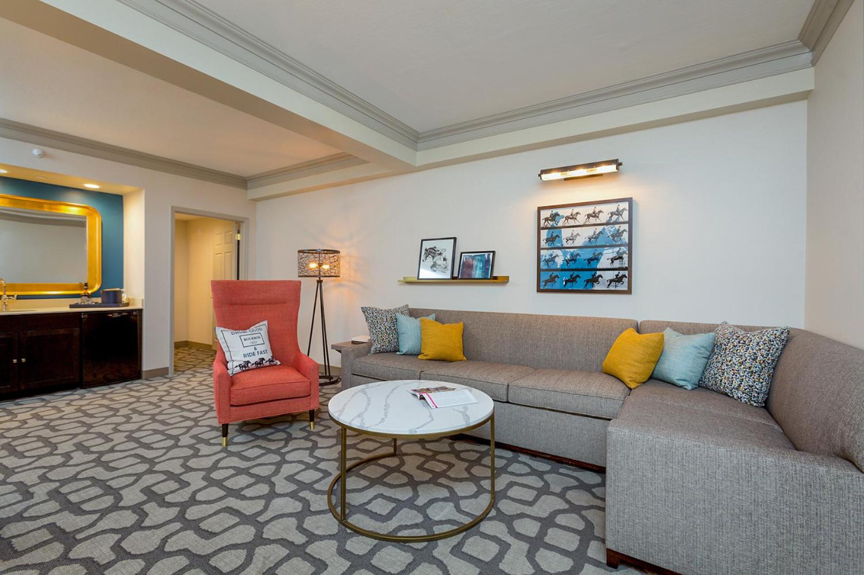 Executive One-Bedroom King Suite - Non-Smoking/East Tower - Photo 2